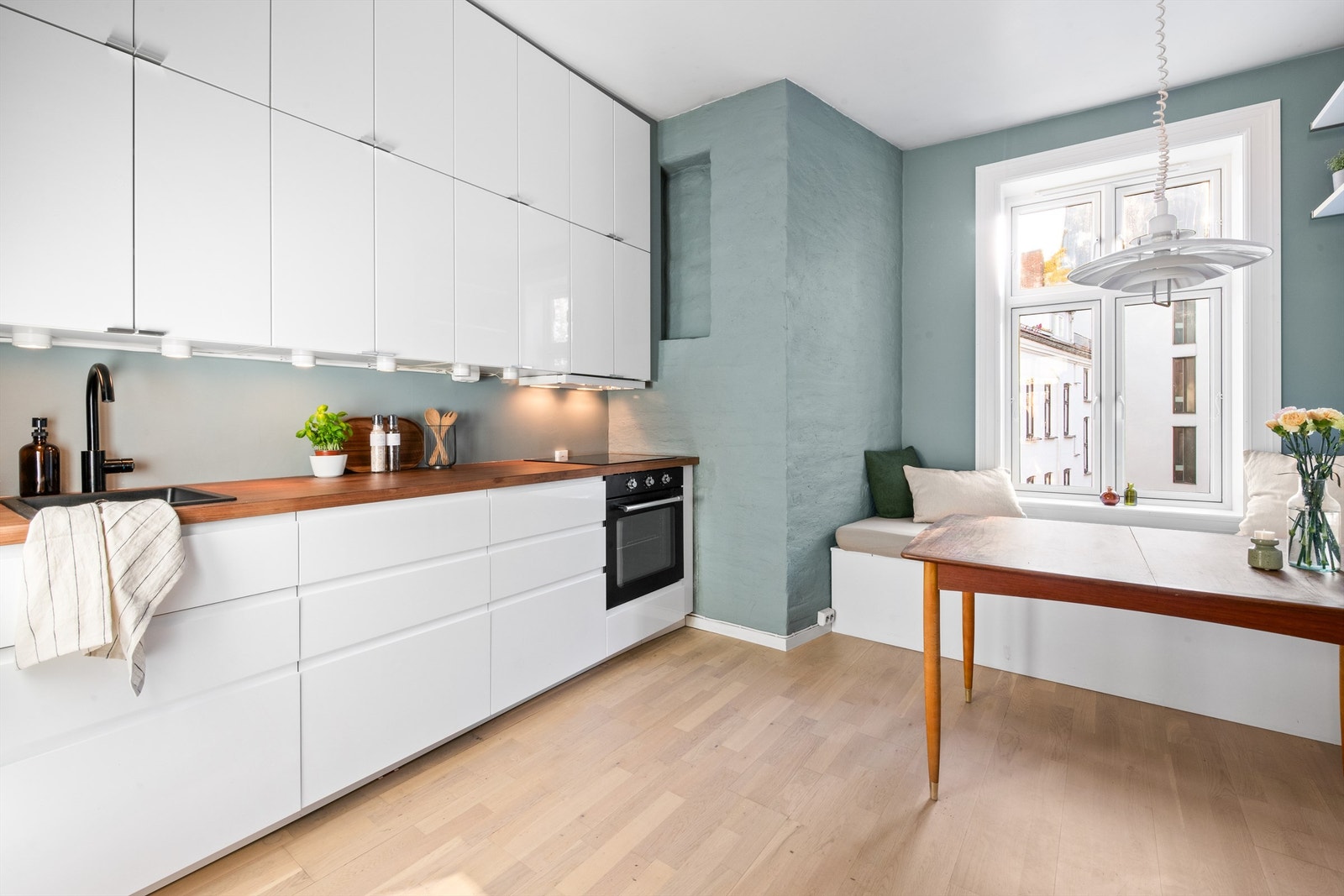 Leiligheten ligger fint til i byggets 4. etasje og er gjennomgående, med lys fra begge sider. Galleribilde