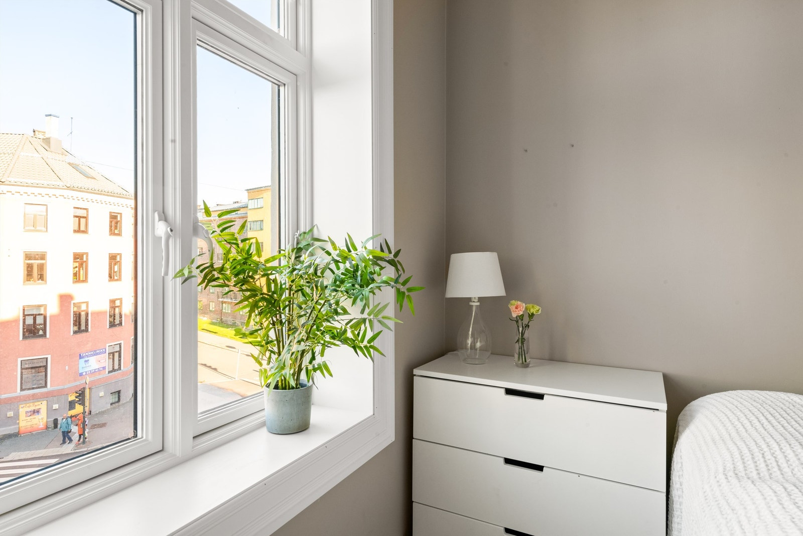 Det er plass til dobbeltseng og kommode. Galleribilde