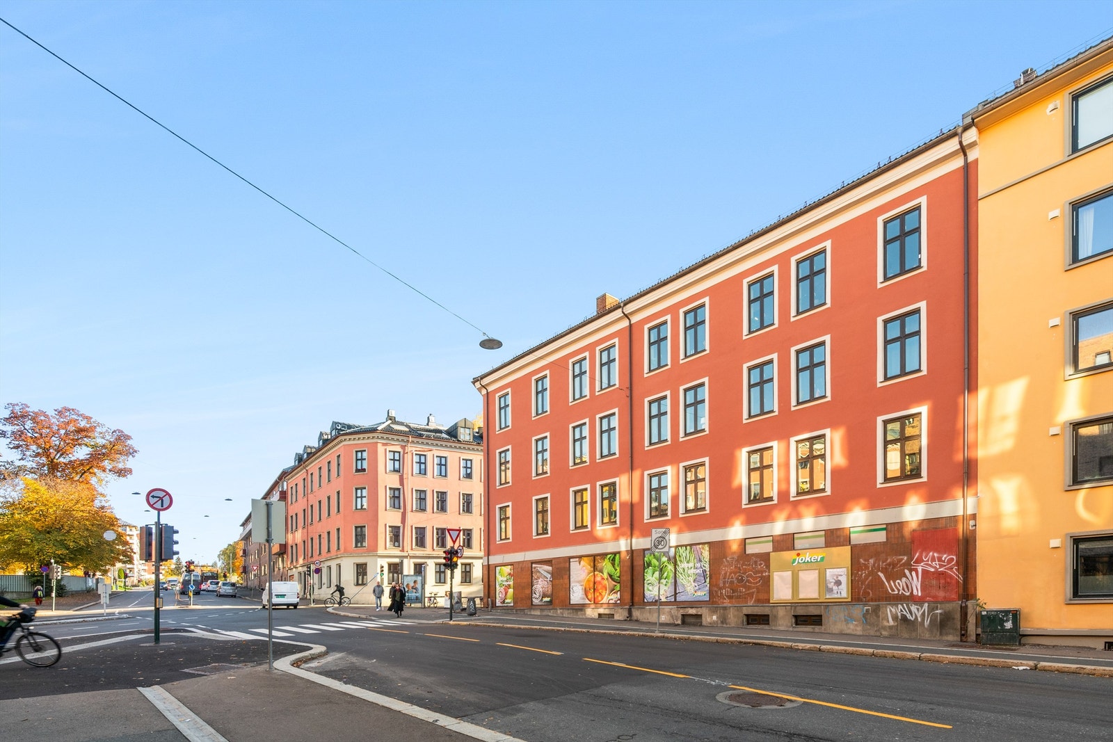 Fasade. Populære Grünerløkka er innen kort gangavstand fra leiligheten. Her har man et rikt utvalg av hyggelige spisesteder og kulturtilbud. Galleribilde