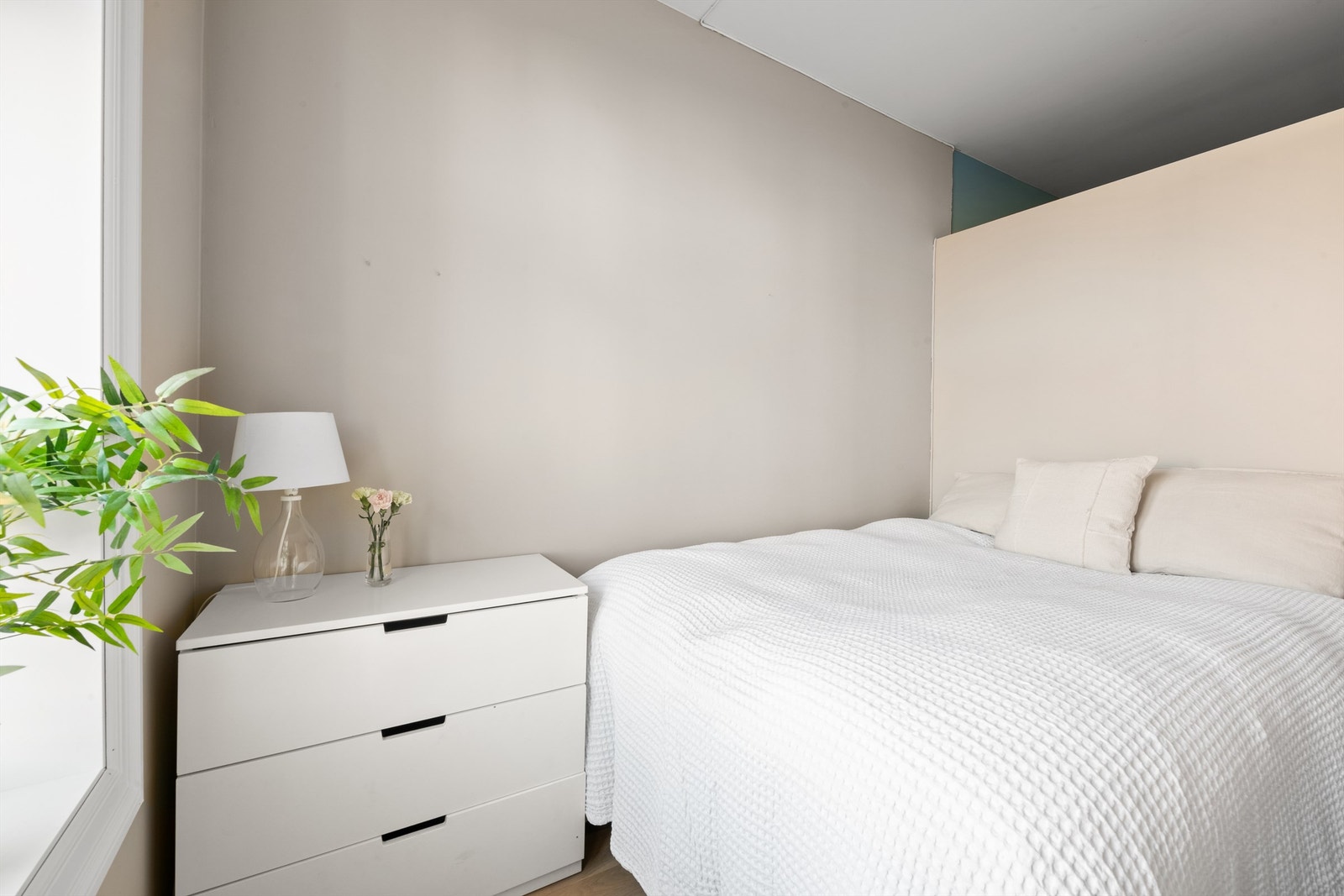 Leilighetens sovealkove er tilbaketrukket og av god størrelse. Godt med oppbevaring i hemsløsningen på arealet over badet, samt i lagringsplass under seng. Galleribilde