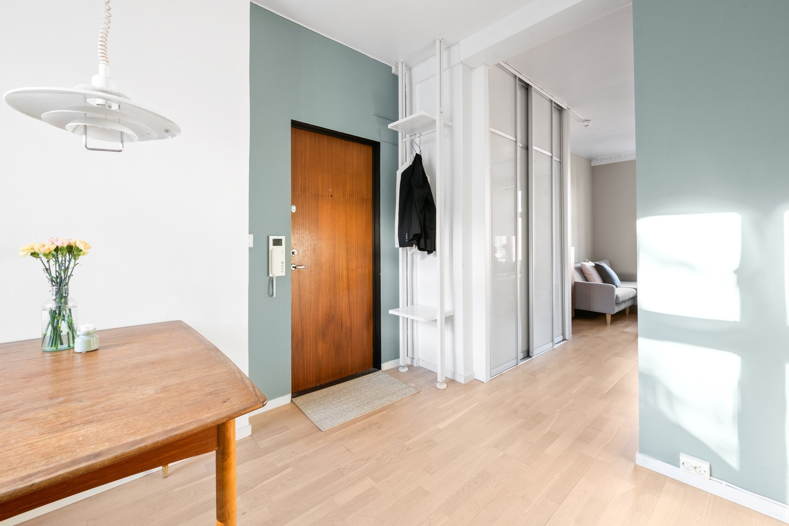 Plass for oppbevaring av sko og yttertøy både i åpen garderobeløsning, og i den store skyvedørsgarderoben i gangen inn til stuen. Oppbevaringen går helt opp til taket. Galleribilde