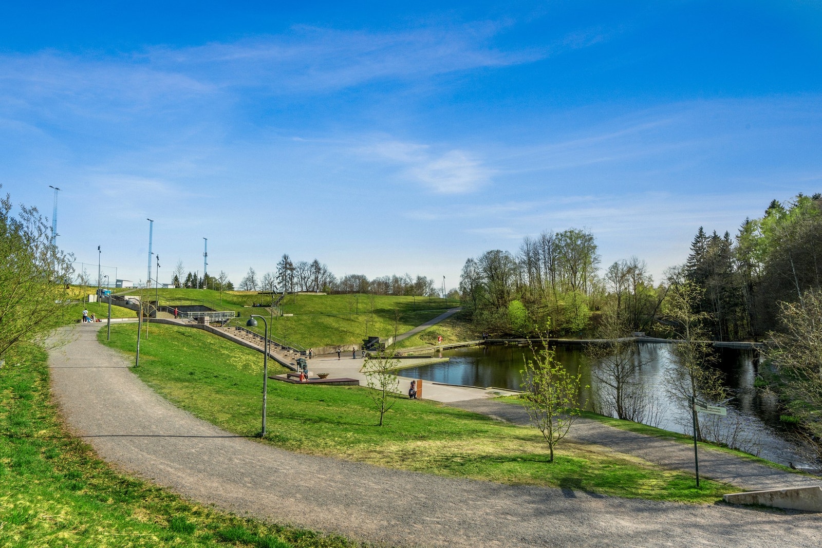 Det er kort vei til Grorud idrettspark og Grorudparken som er et flott parkanlegg hvor Alnaelva renner forbi. Galleribilde
