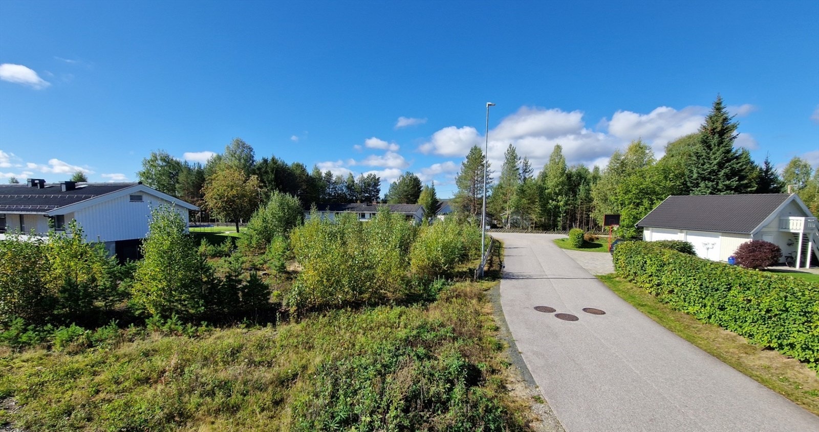 Tomt i et familievennlig, rolig og meget sentralt område. Galleribilde