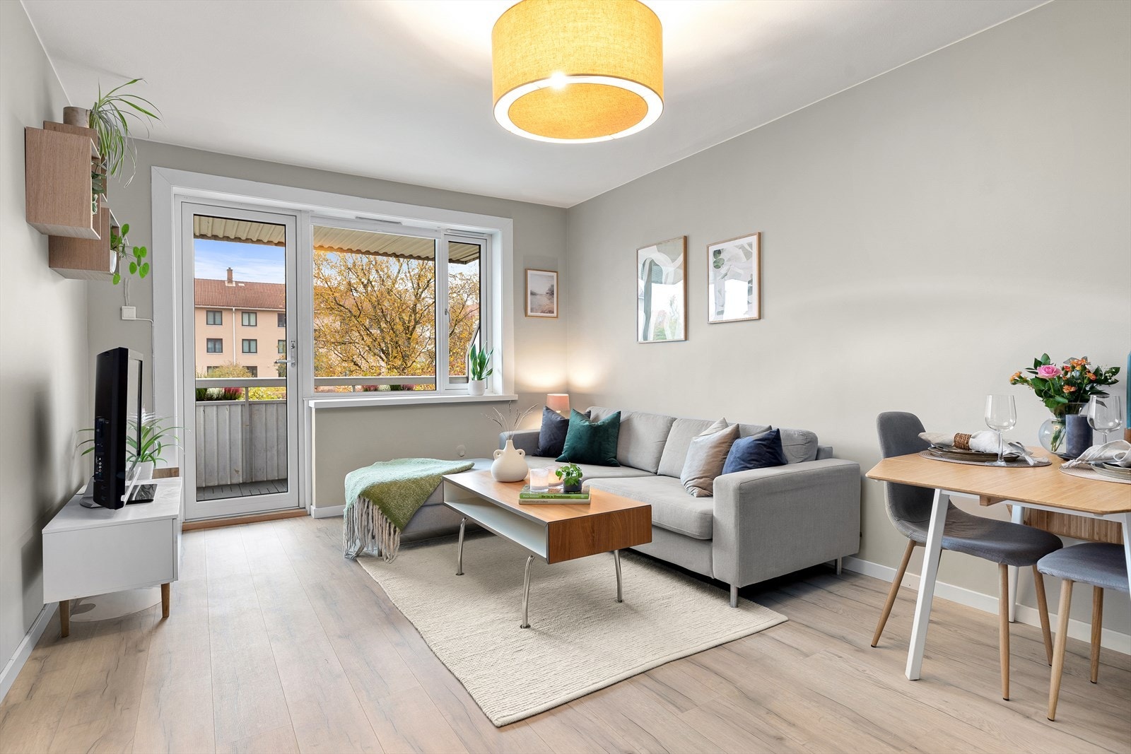 Stuen er av god størrelse og enkel å møblere Galleribilde