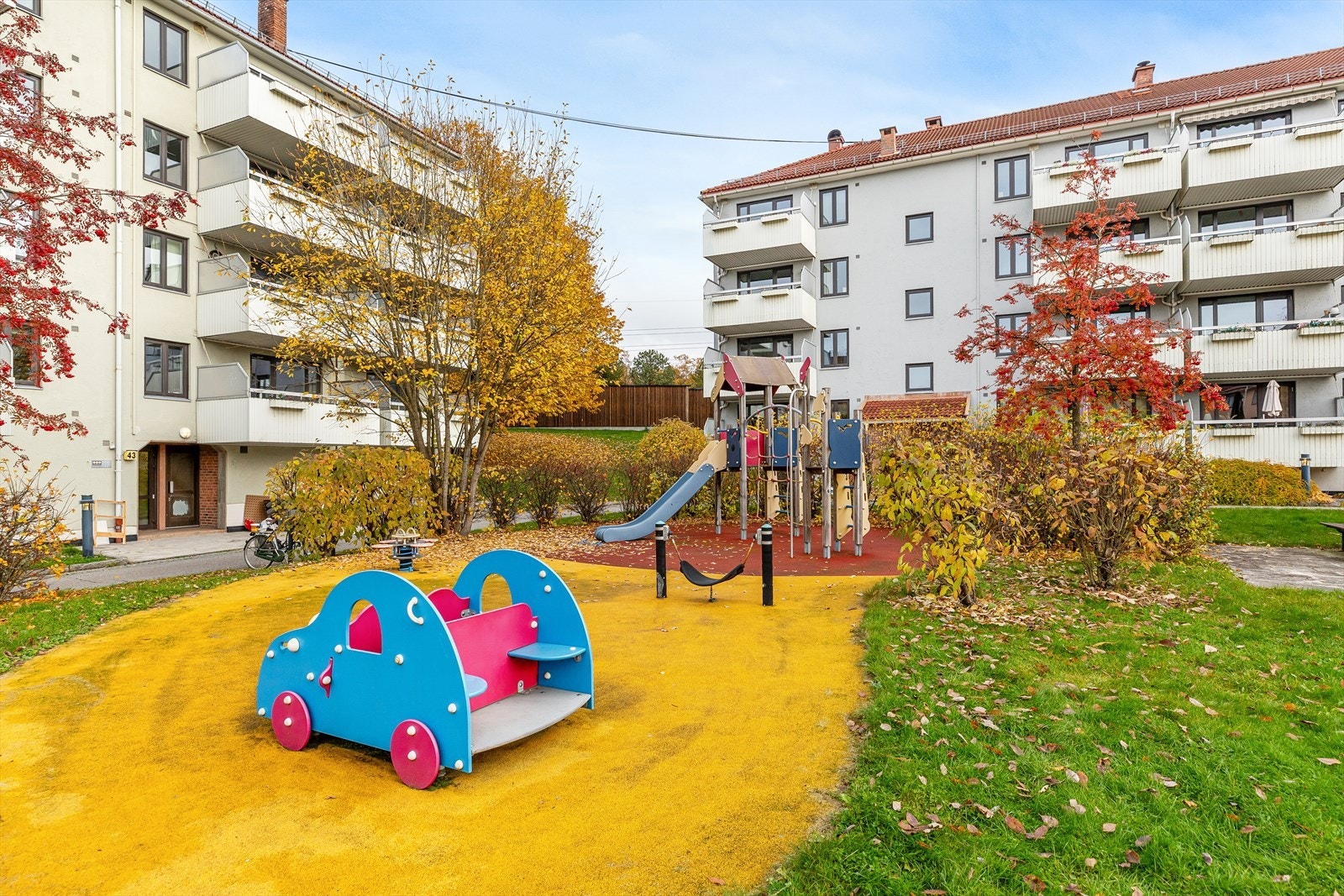Borettslaget har en tomt på hele 30 mål, pent opparbeidet med plan, lekeplasser, sittegrupper og asfalterte internveier og p-plasser Galleribilde