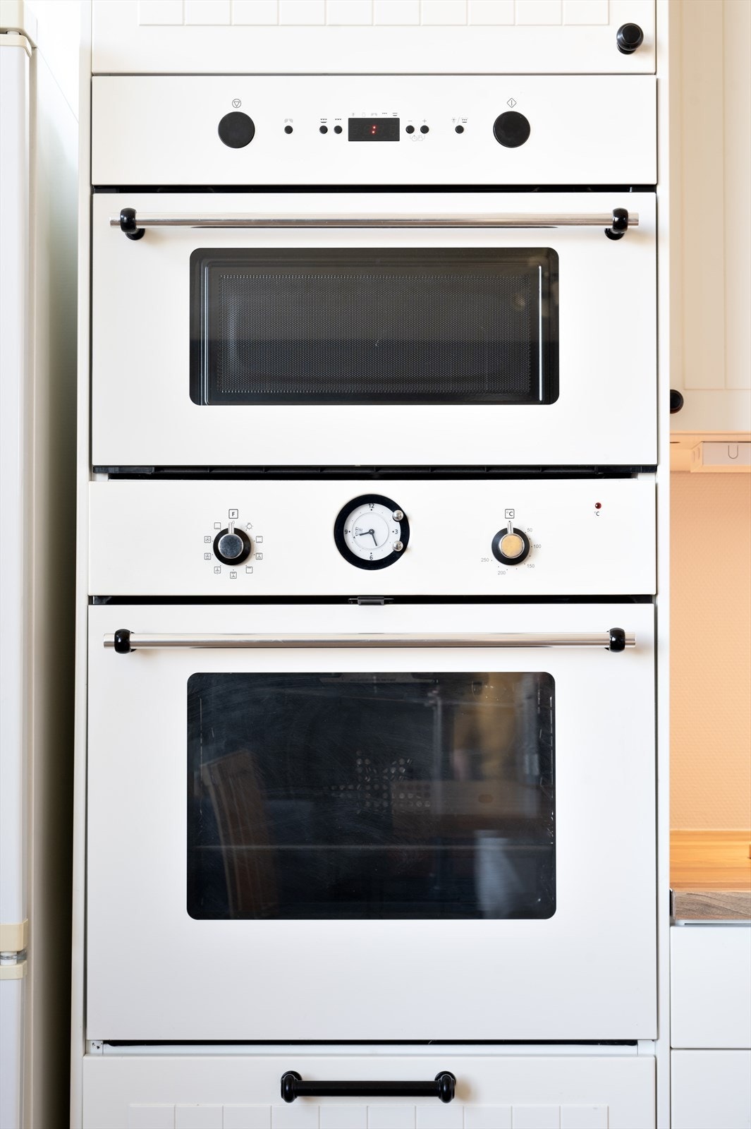 Kjøkkenet utstyrt med kullfilterventilator, integrerte hvitevarer med innfelt platetopp i benkeplate, oppvaskmaskin og komfyr. Det er opplegg for frittstående kjøl/frys. Galleribilde