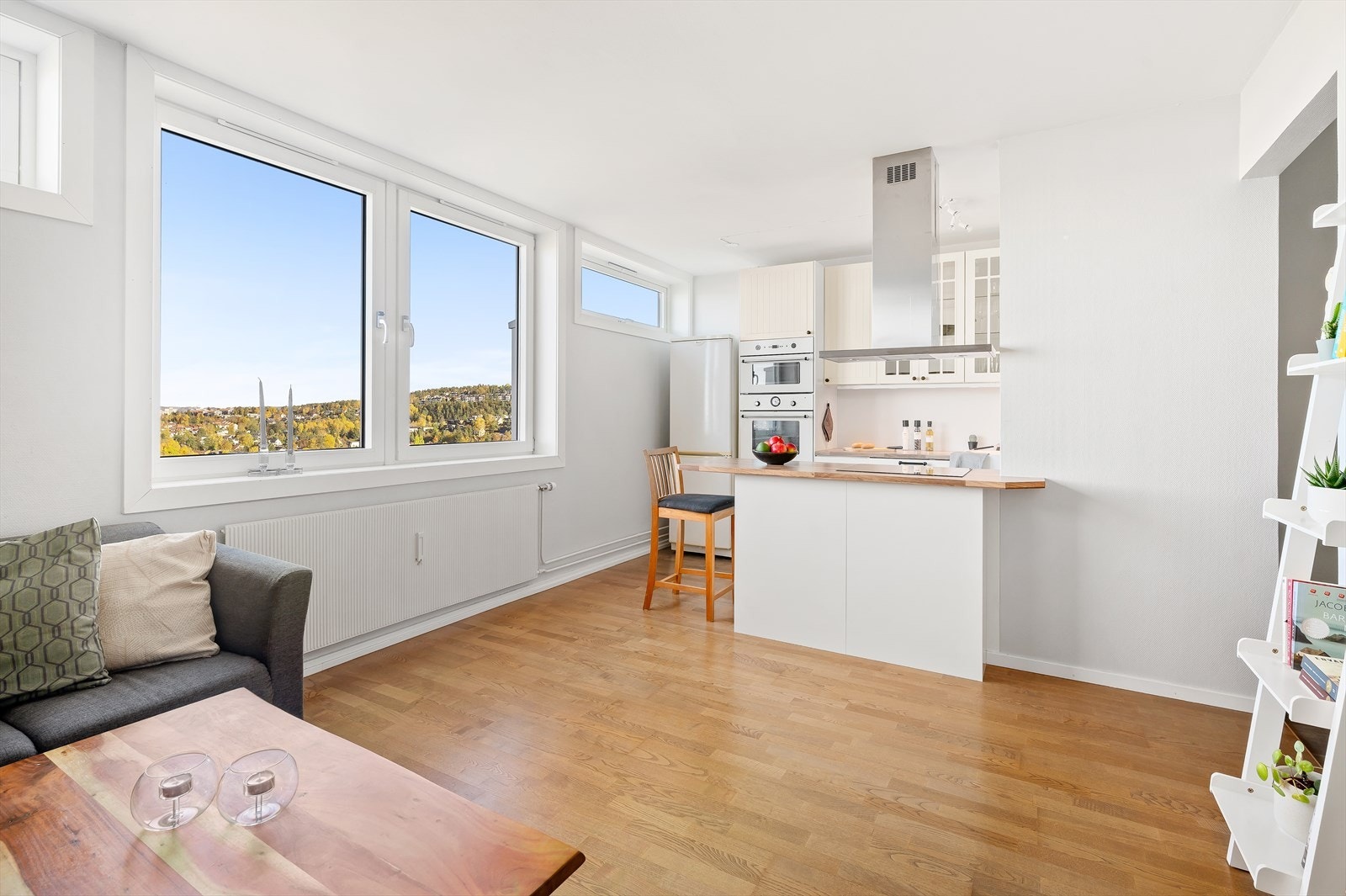 Den gode utformingen, sammen med de lyse overflatene, gjør det enkelt å innrede oppholdsrommet etter eget ønske. Galleribilde