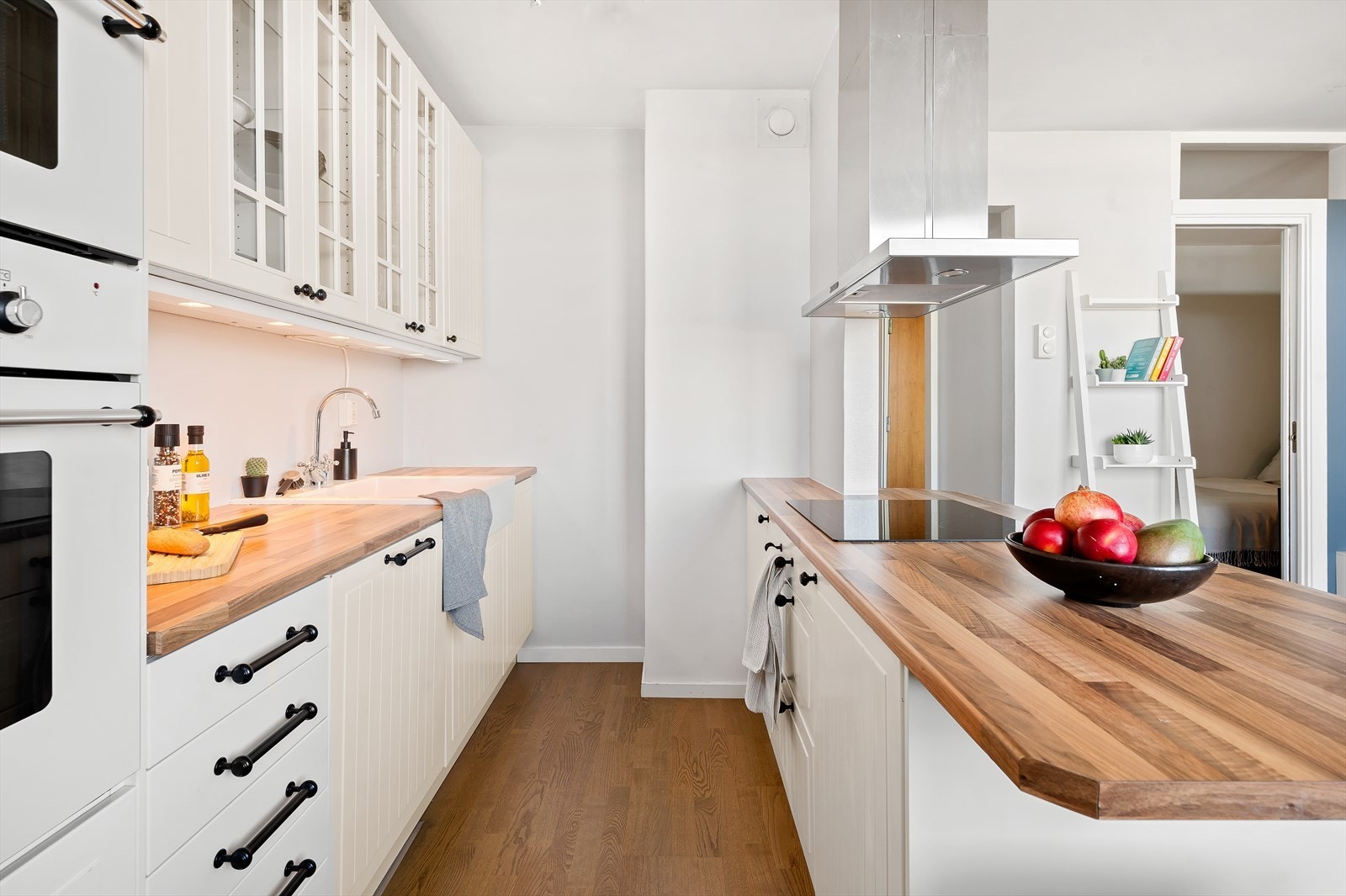 Kjøkkenet har både god benke- og oppbevaringsplass. Galleribilde