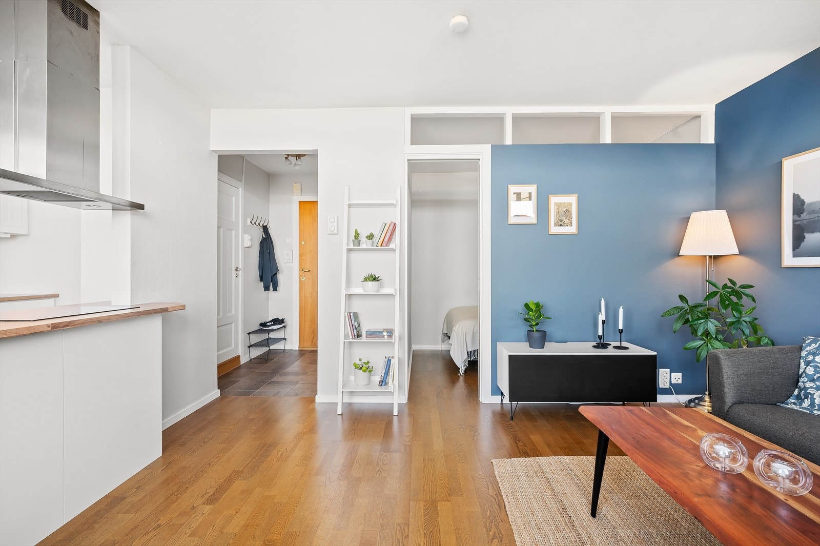 Leiligheten byr på en praktisk sovealkove, som er skjermet fra stuen. Galleribilde