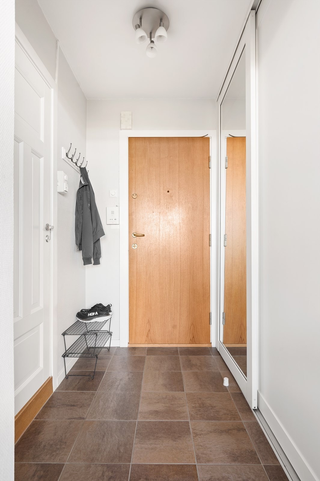 Sikringsskap med automatsikringer er plassert i felles gang. Boligen er tilknyttet felles callinganlegg med automatisk åpner. Galleribilde