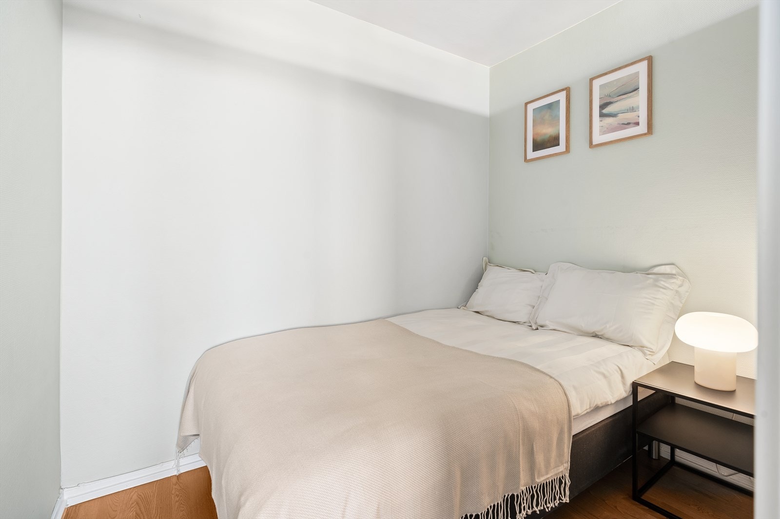 Her er det plass til en dobbeltseng og nattbord. Mulighet for smarte skap- eller hylleløsnigner på vegg. Galleribilde