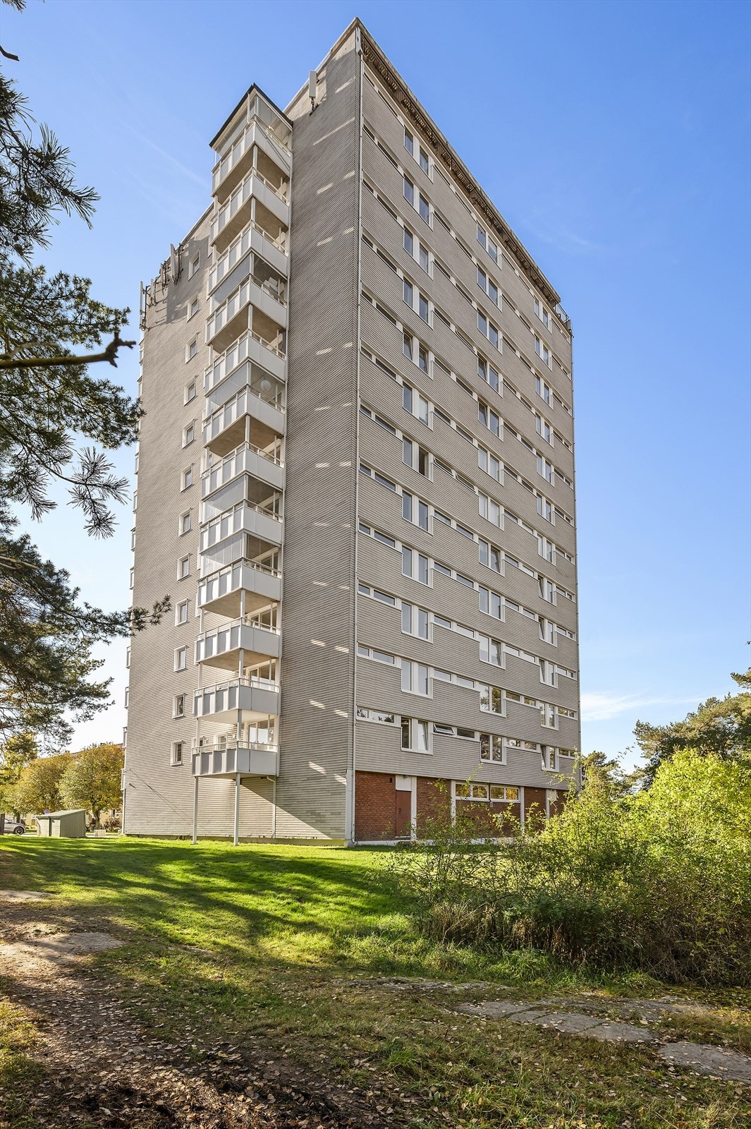 Svært god beliggehet på Oppsal. Boligen ligger rolig til med nærhet til vakre Østmarka med flotte tur- og rekreasjonsmuligheter, butikker, treningssentre, buss og t-bane gjør dette til et attraktivt kjøp. Galleribilde