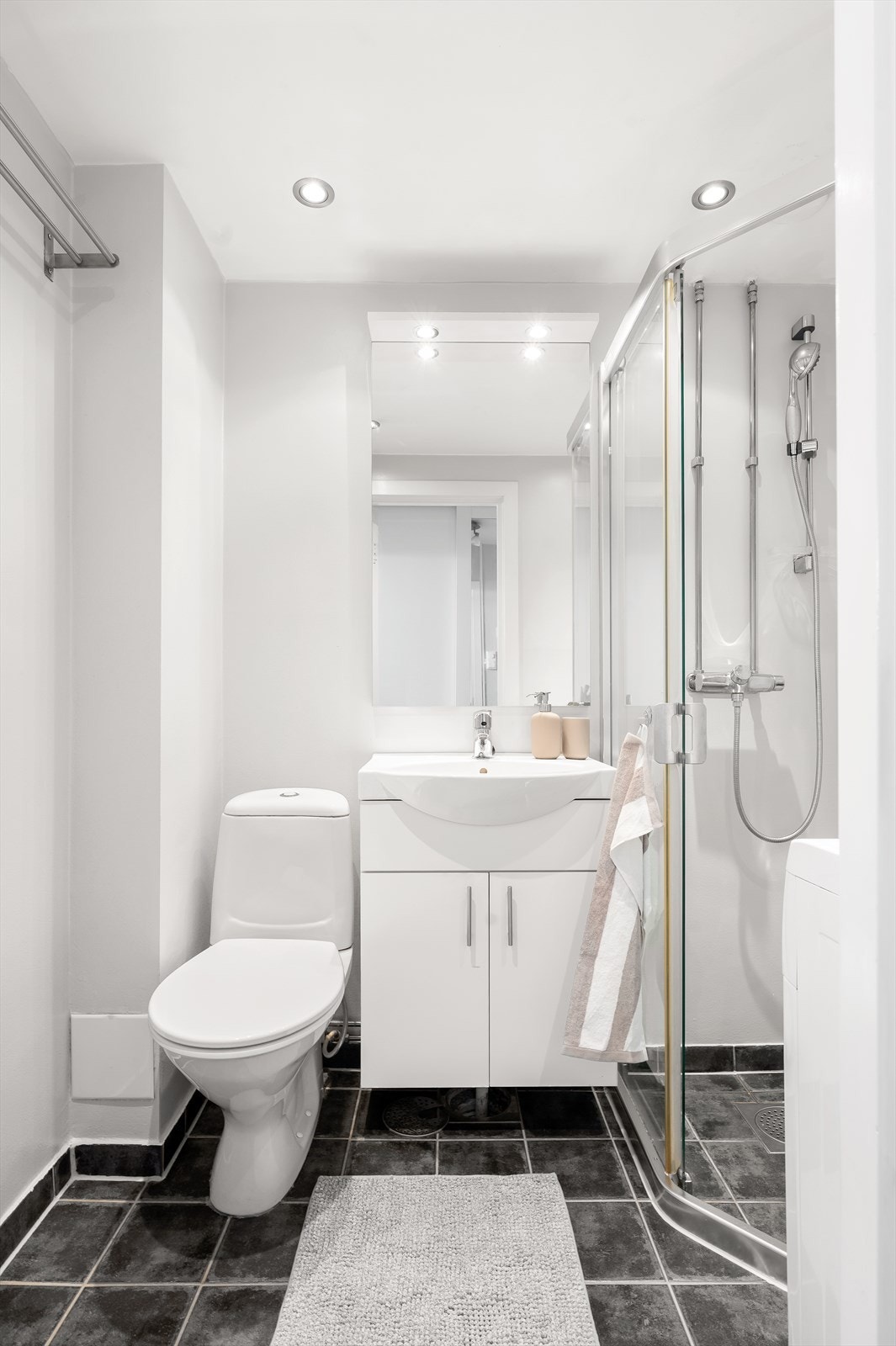 Flislagt baderom med behagelig gulvvarme og downlights i tak. Galleribilde