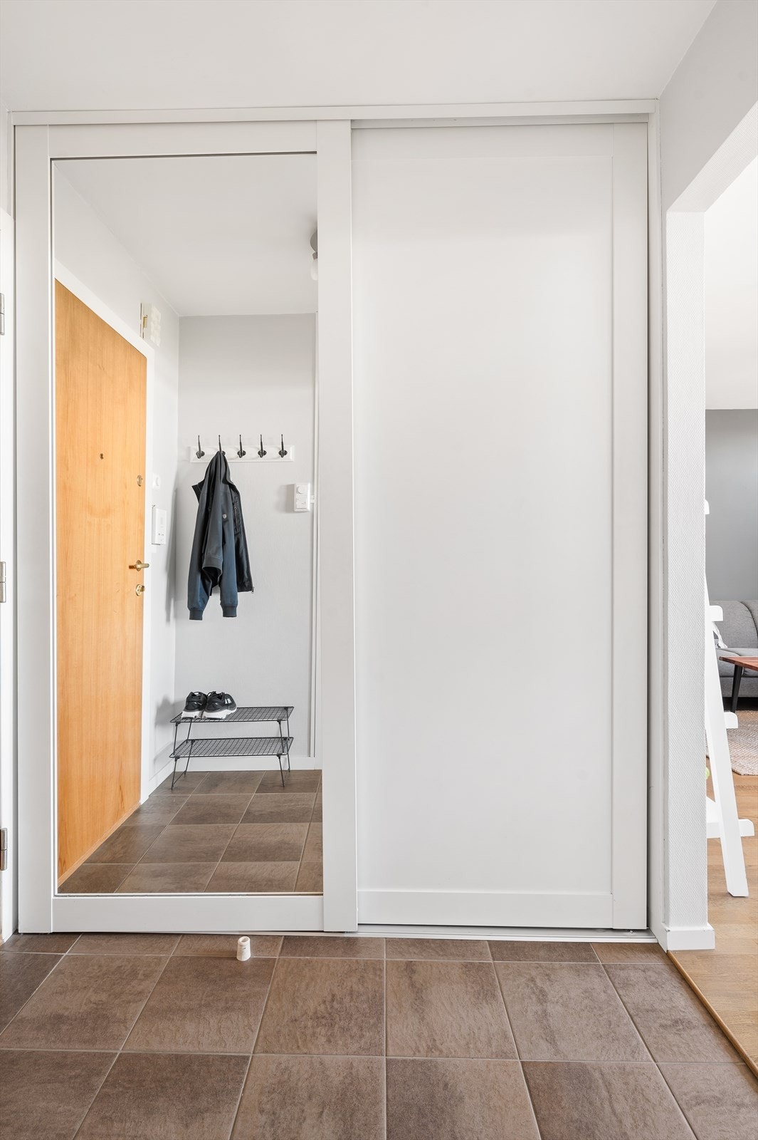 God lagring i skyvedørsgarderobe. Galleribilde