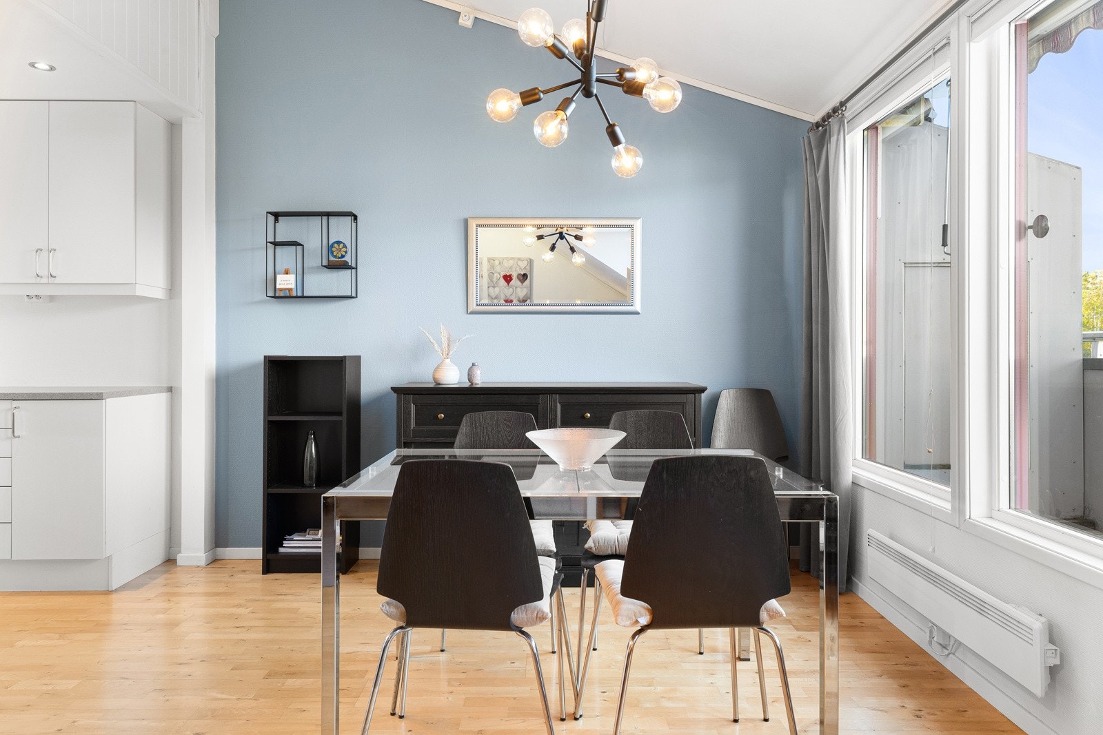 Spiseplass i tilknyting til kjøkkenet Galleribilde