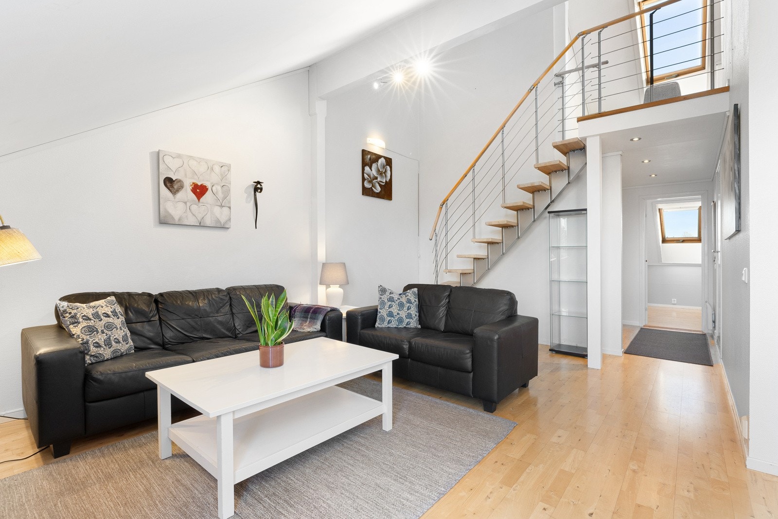 Stue med innvendig trapp til hems Galleribilde