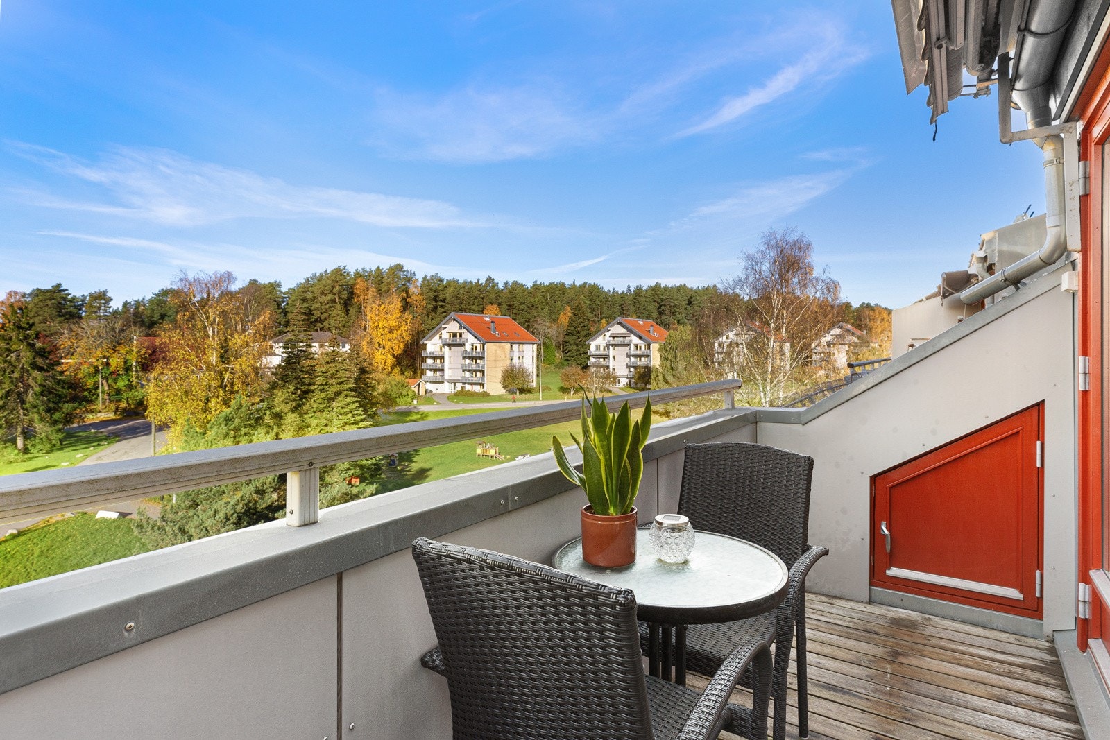 Håkon Jarls vei 2E - Lys og velholdt 2-roms toppleilighet med hems - stue med spesielt god takhøyde Galleribilde