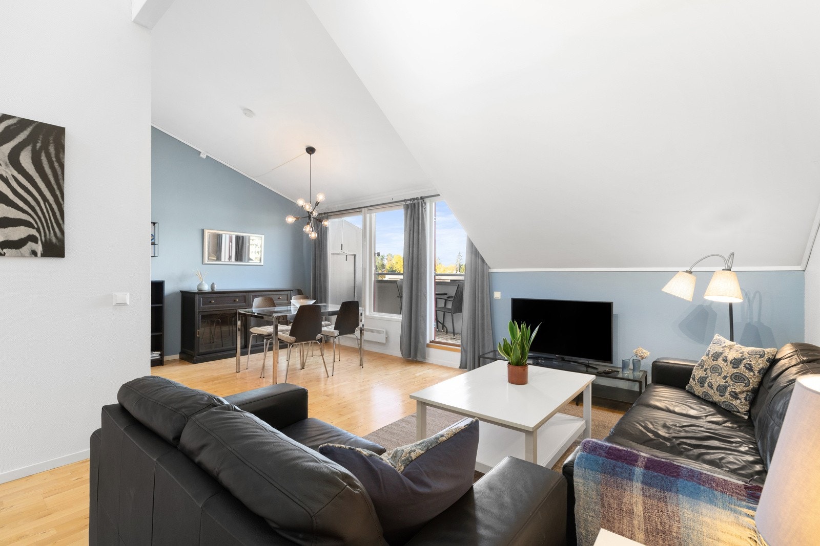 Stuen får et stort og romslig preg som følge av den store takhøyden Galleribilde