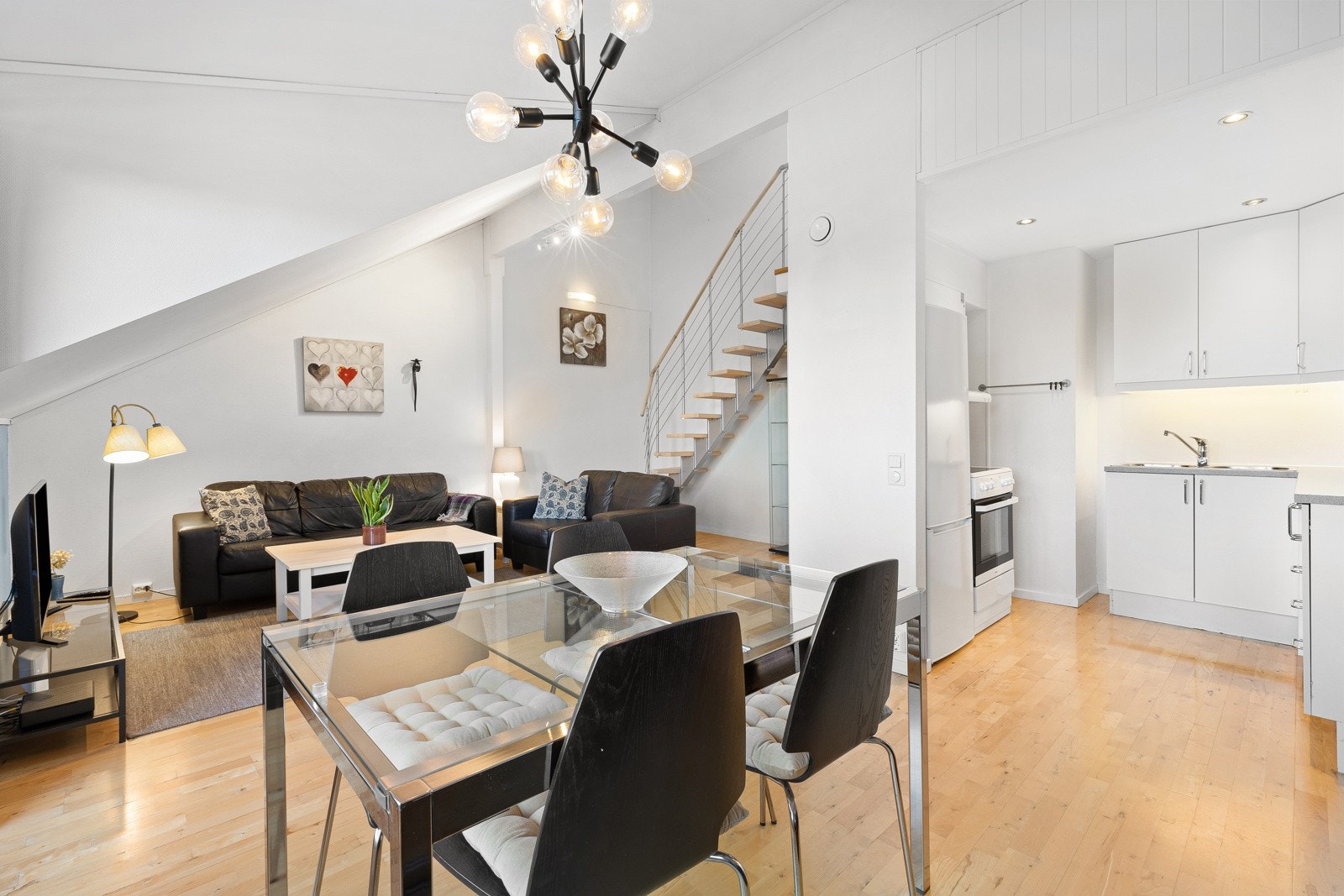 Åpen kjøkkenløsning med god spiseplass Galleribilde