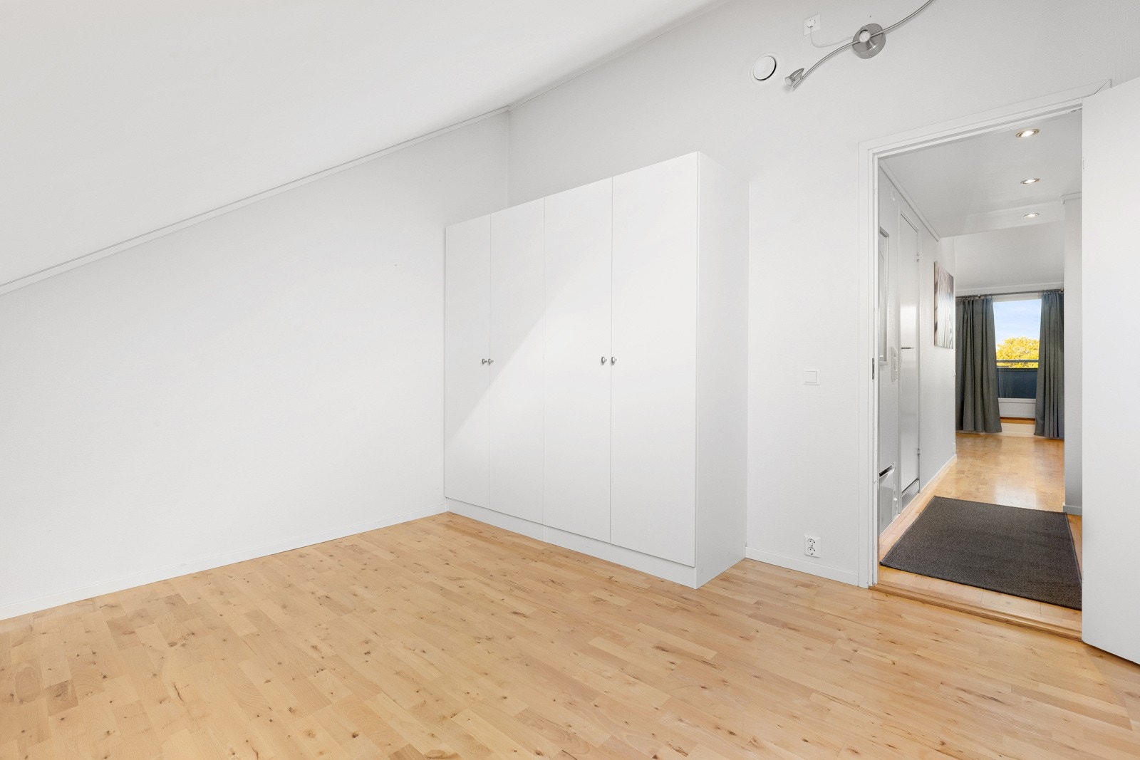 Soverom med garderobeskap Galleribilde