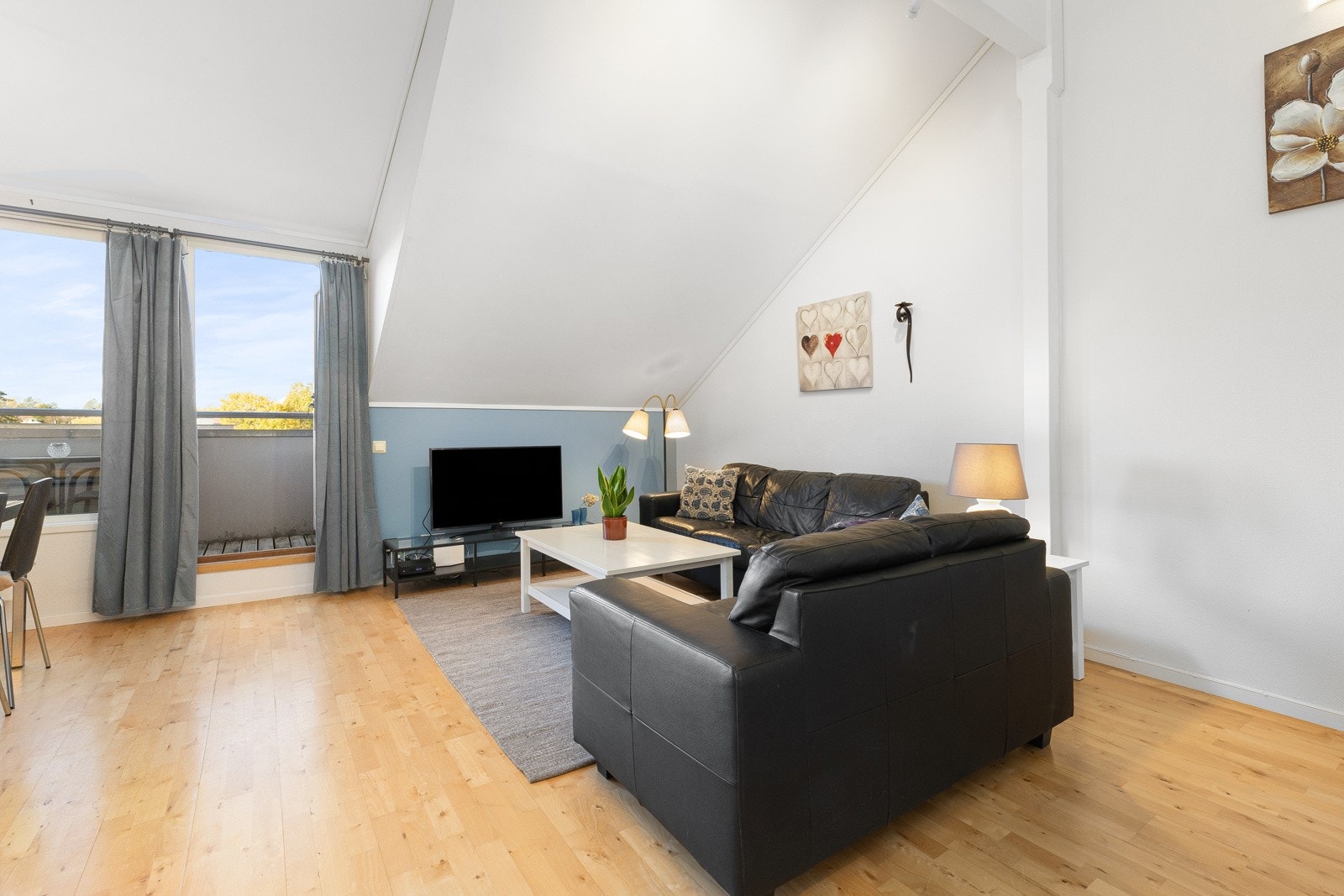 Lys og fin stue med flott takhøyde Galleribilde