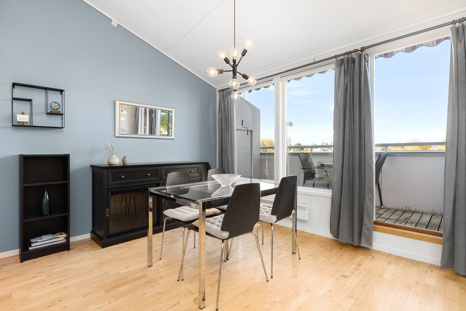 Utgang til balkong fra spiseplass Galleribilde