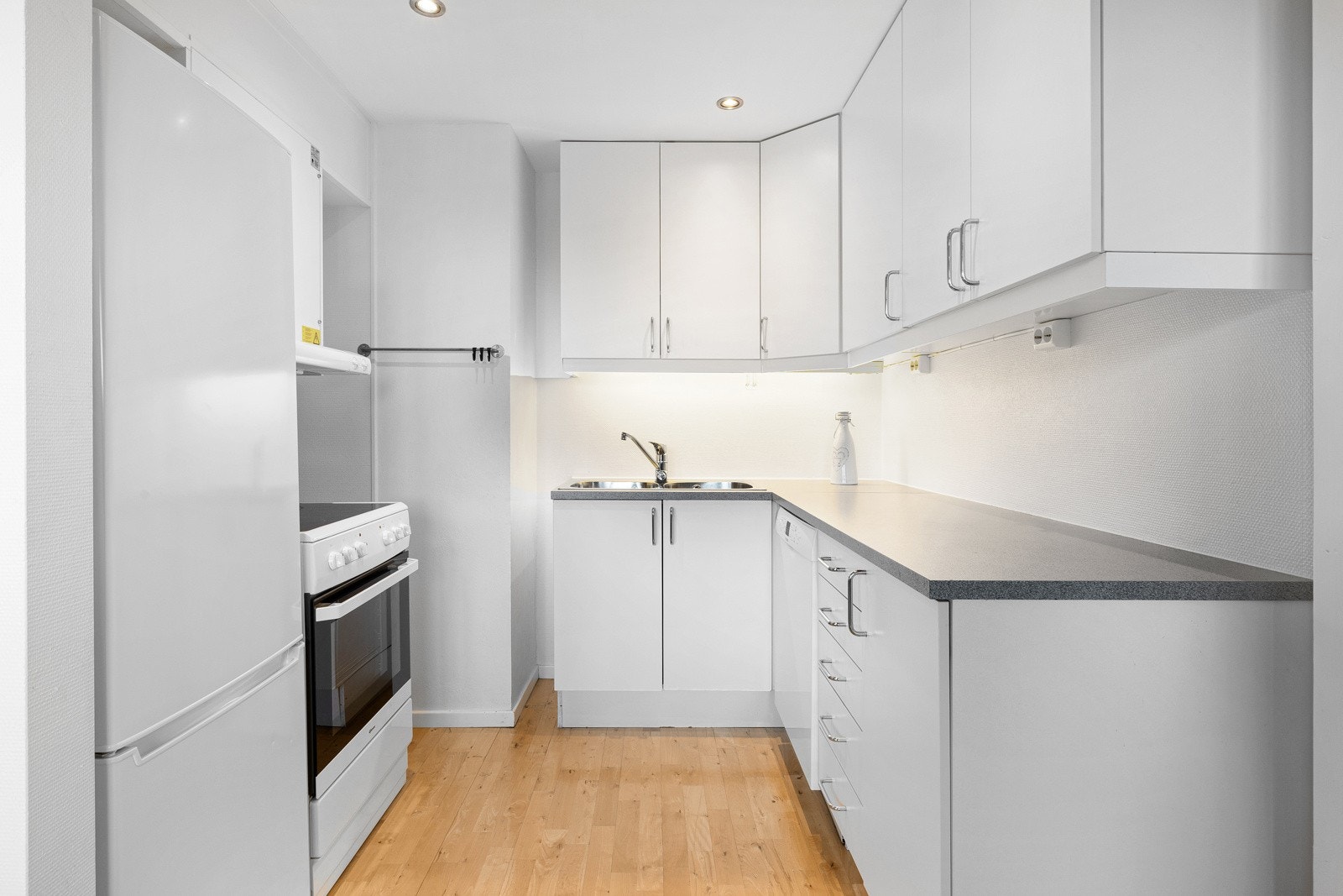 Åpen kjøkkenløsning med innredning med glatte fronter Galleribilde