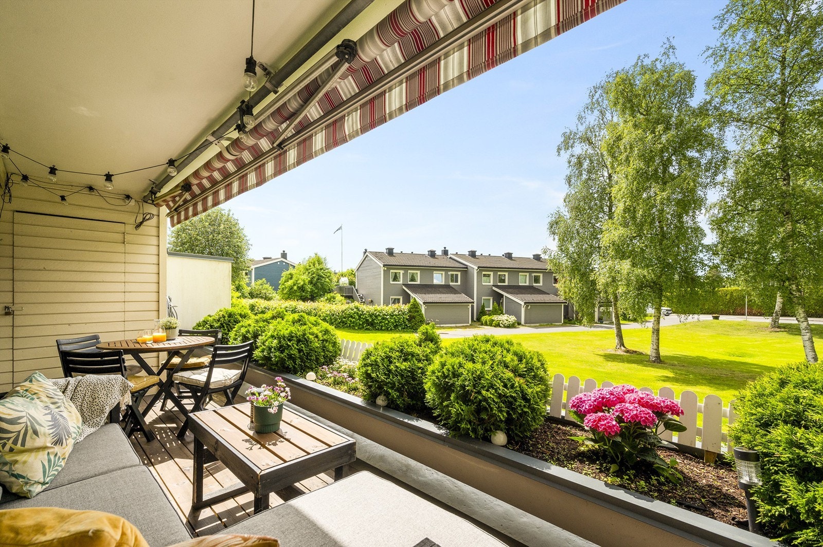 Her kan årets varme dager nytes i en romslig sittegruppe. Balkongen er overbygget og føles som en naturlig forlengelse av stuen på sommerstid. Galleribilde