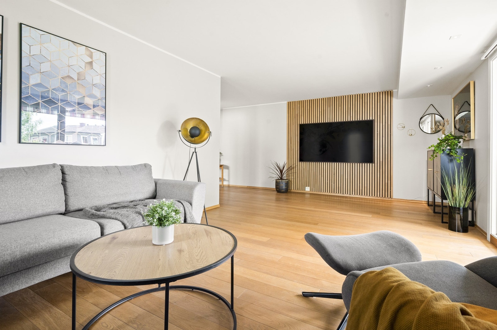 Stuen er romslig og med god plass til flere hyggelige soner. Galleribilde