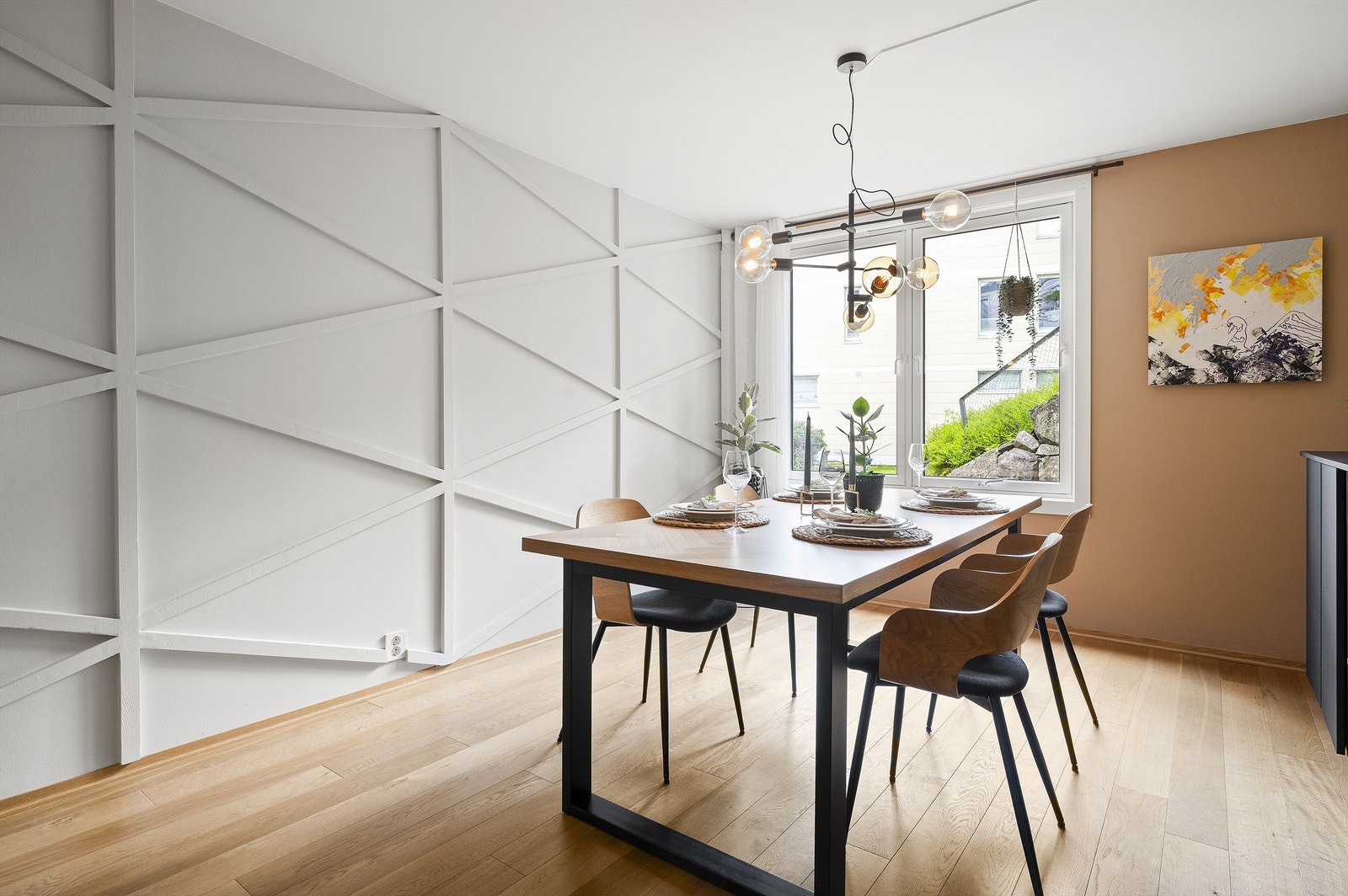 Kjøkkenets størrelse gir også muligheten til å innrede med et spisebord med god plass til å invitere familie og venner på middagsselskaper. Galleribilde