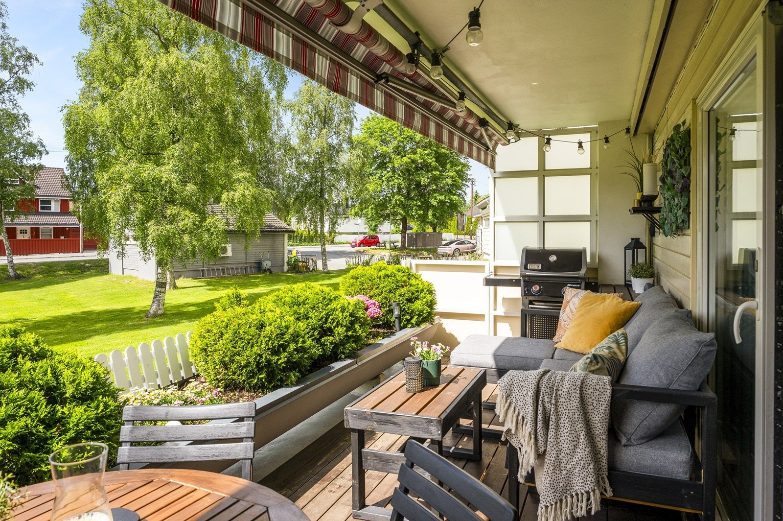 Fra terrassen er det dessuten direkte adkomst med trapp ut til borettslagets flotte og frodige grøntområder med god plass for de minste å boltre seg på (og de firbente). Galleribilde