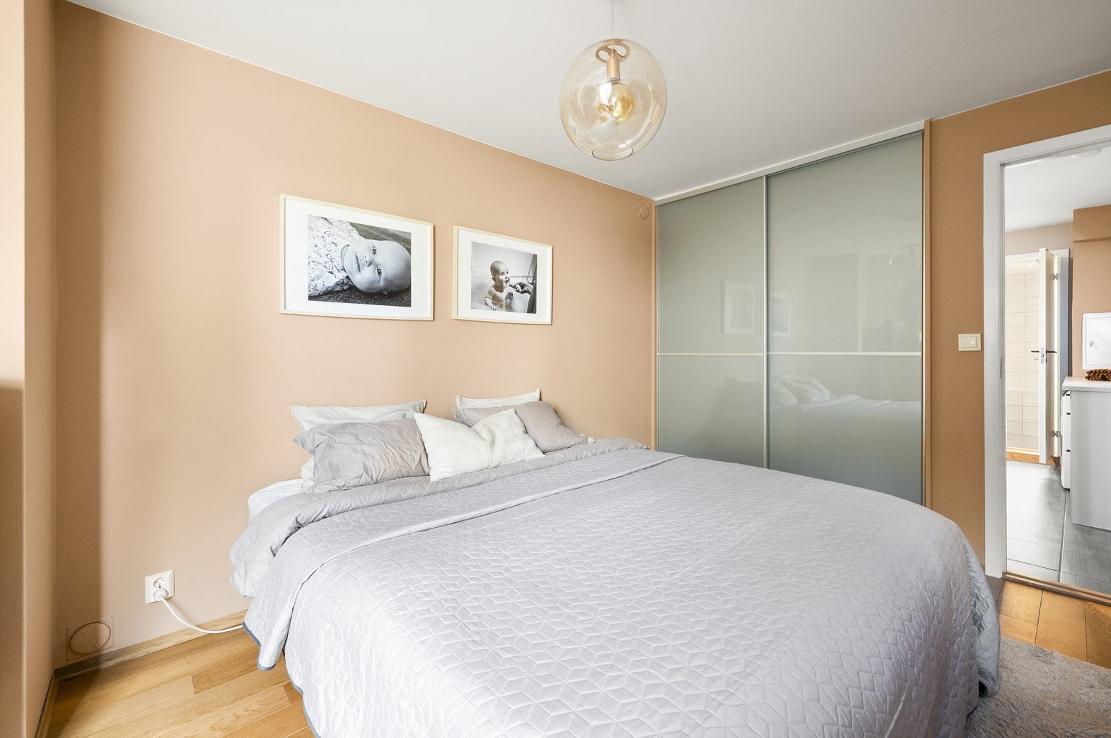 Det er rikelig med oppbevaringsplass i en romslig skyvedørsgarderobe. Galleribilde