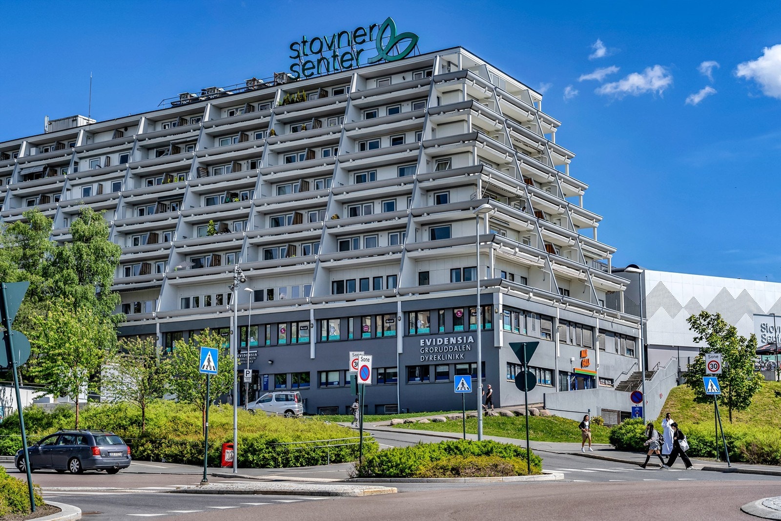 Stovner senter ligger også i området og tilbyr en rekke fasiliteter. Med bil er det også kun 5-10 minutter til Lørenskog, hvor du blant annet finner Lørenskog hus og Metro Senter med over 100 butikker og spisesteder og kino. Galleribilde