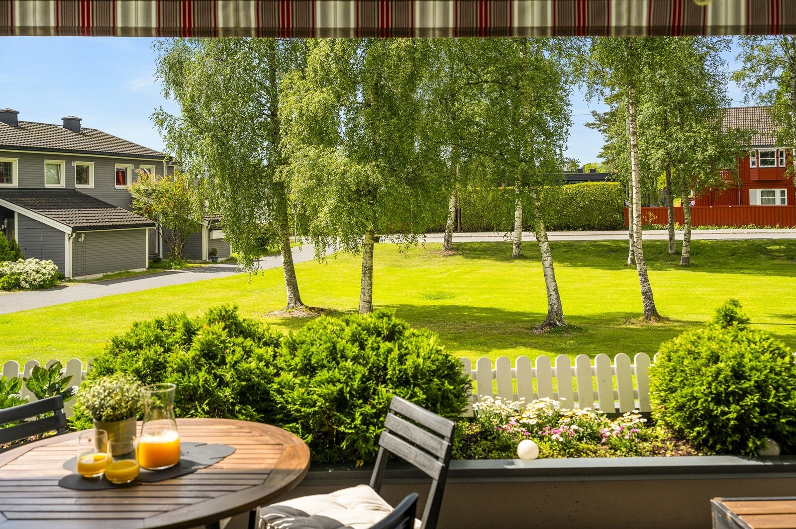 På sommerstid oppleves terrassen som en egen grønn oase. Her er det hyggelig å invitere til besøk. Galleribilde