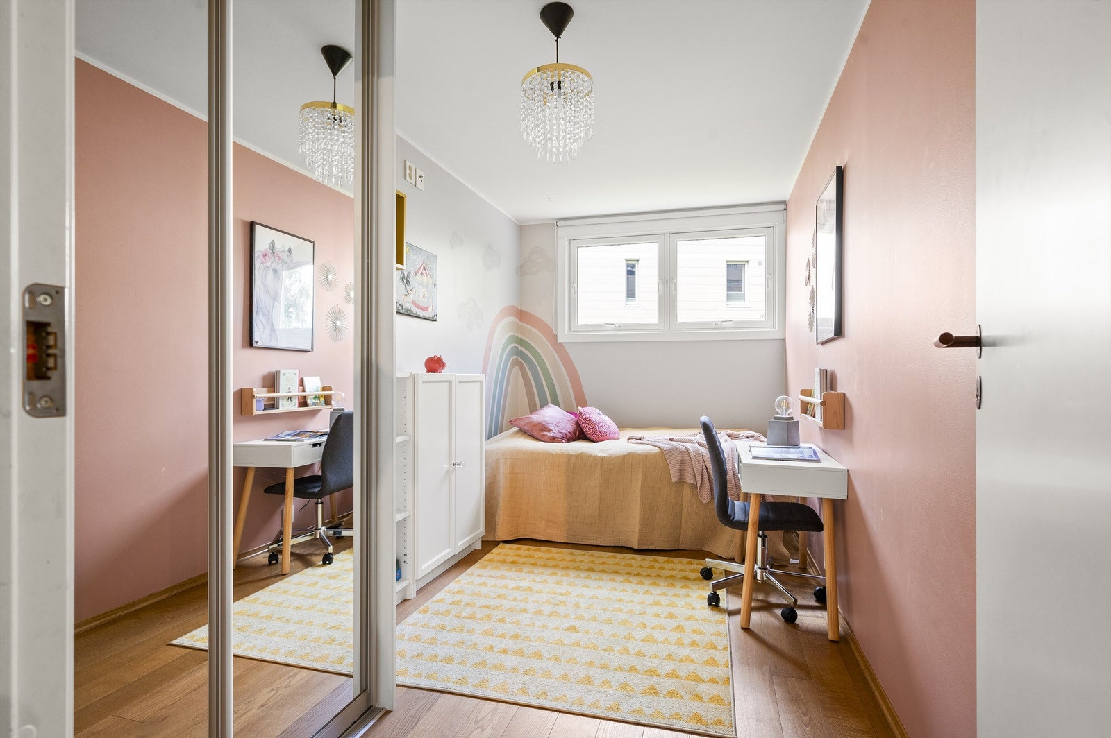 Resterende av leilighetens soverom er også av god størrelse og passer ypperlig som barnerom, gjesterom eller kontor - den perfekte løsningen for familien. Galleribilde