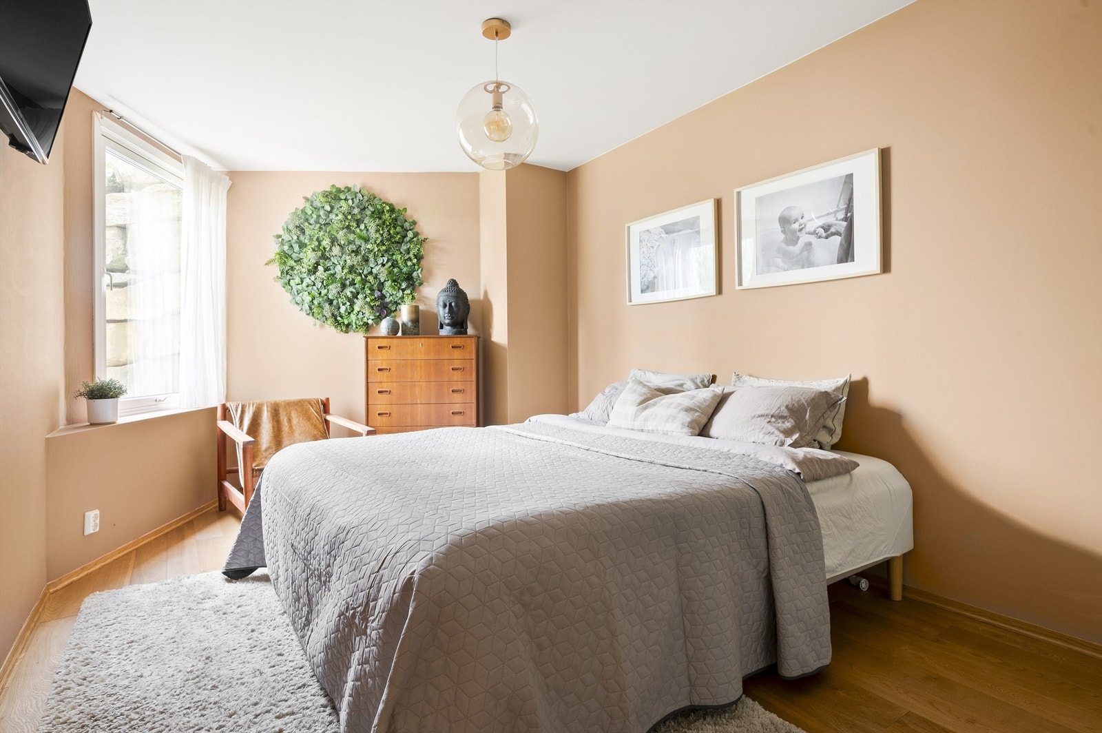 Hovedsoverommet er romslig og kan enkelt innredes med både dobbeltseng med tilhørende nattbord og ønsket oppbevaringsmøblement. Galleribilde