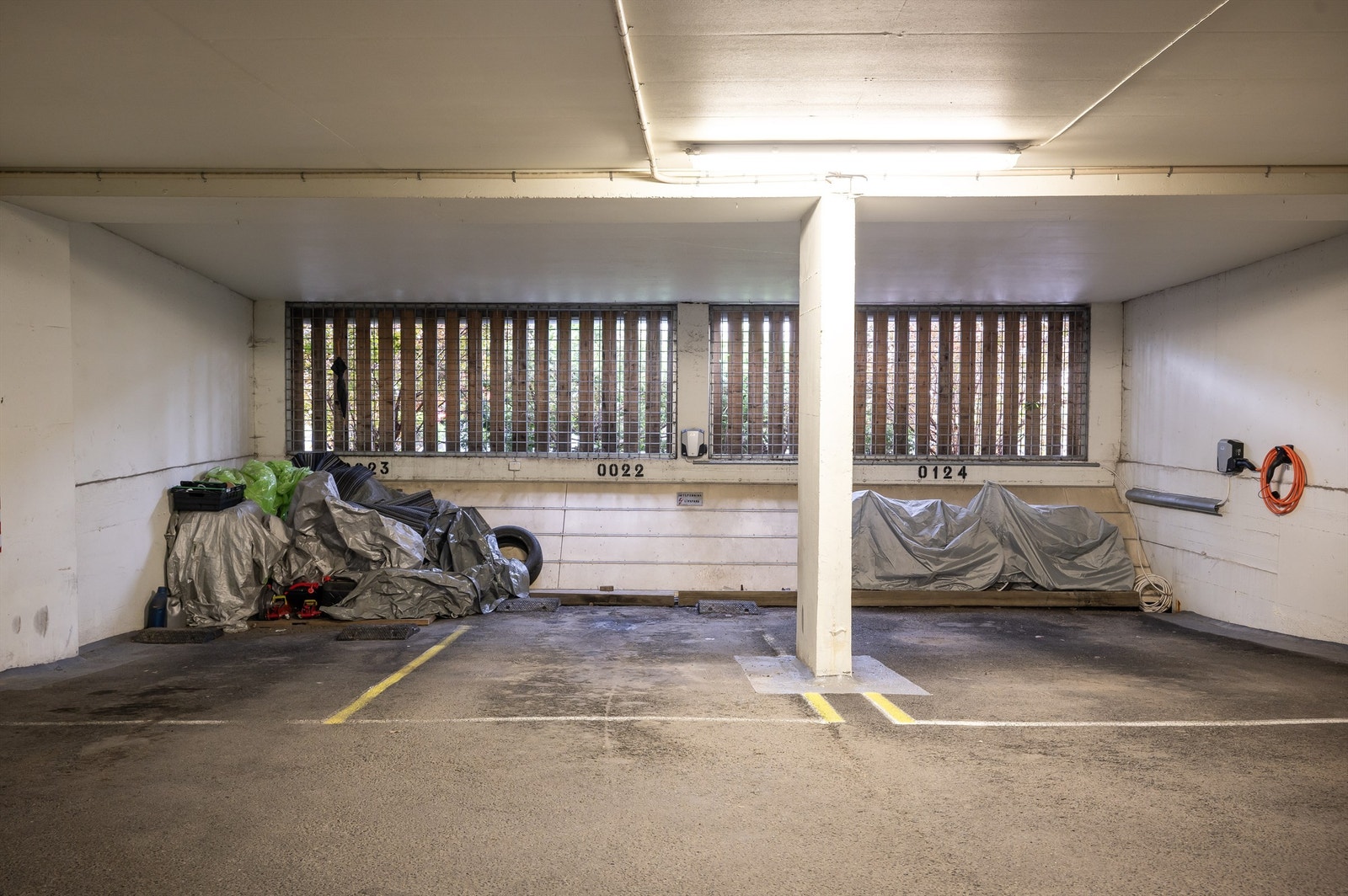 Alle andelene i borettslaget er tildelt en garasjeplass. Leiligheten disponerer en biloppstillingsplass med elbillader. Nr. 0022. Galleribilde
