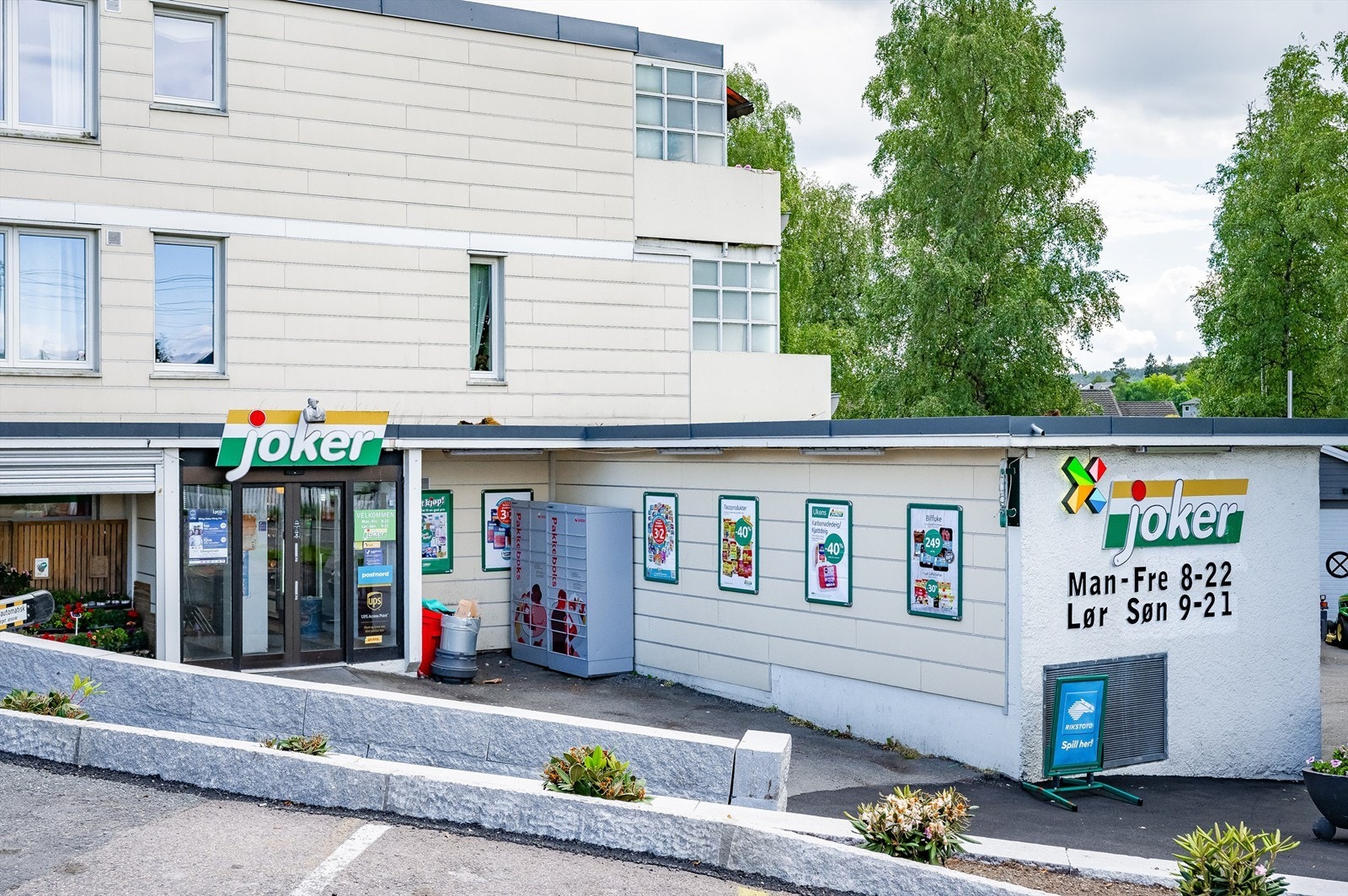 Jokeren rett ved. Leiligheten har en flott beliggenhet i et sentralt område på Høybråten. Her er det kort avstand til offentlig kommunikasjon, dagligvare og andre fasiliteter. Galleribilde