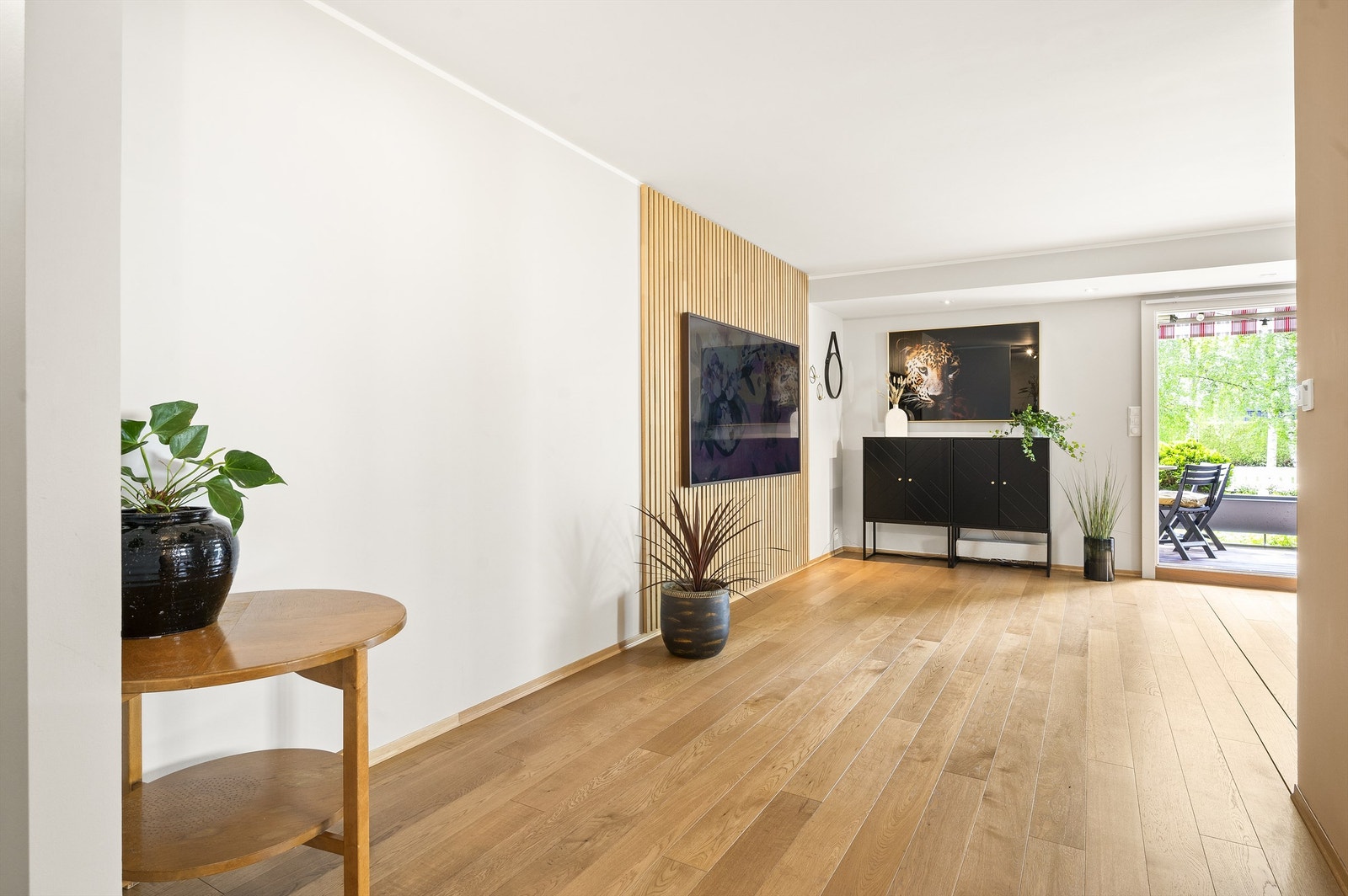 Stuen har god planløsning med mye plass. Galleribilde