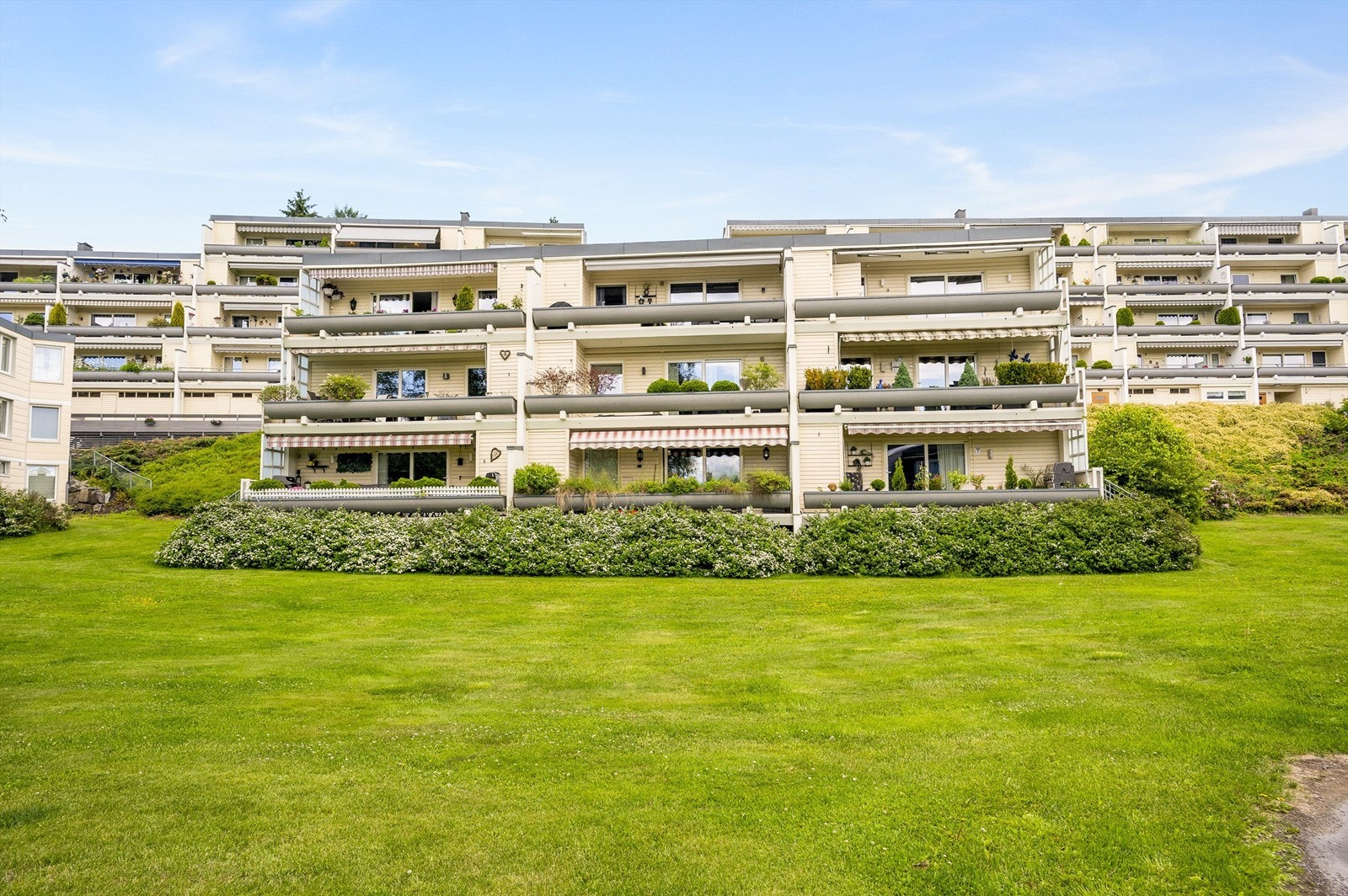 Borettslagets fellesområder er pent opparbeidet med asfalterte internveier, plenarealer og diverse beplantning. Det er endeleiligheten ytterst til venstre. Galleribilde