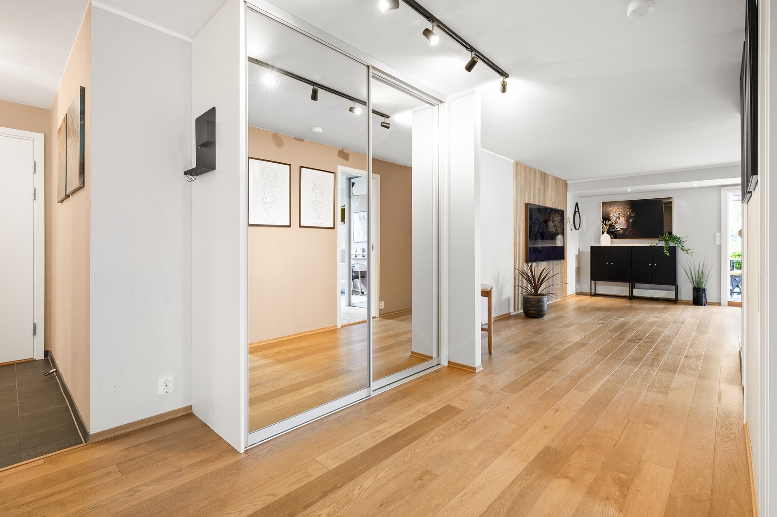 I overgang mellom stue og gangen er det også en praktisk skyvedørsgarderobe med speilfronter - perfekt for å få ryddet unna. Galleribilde