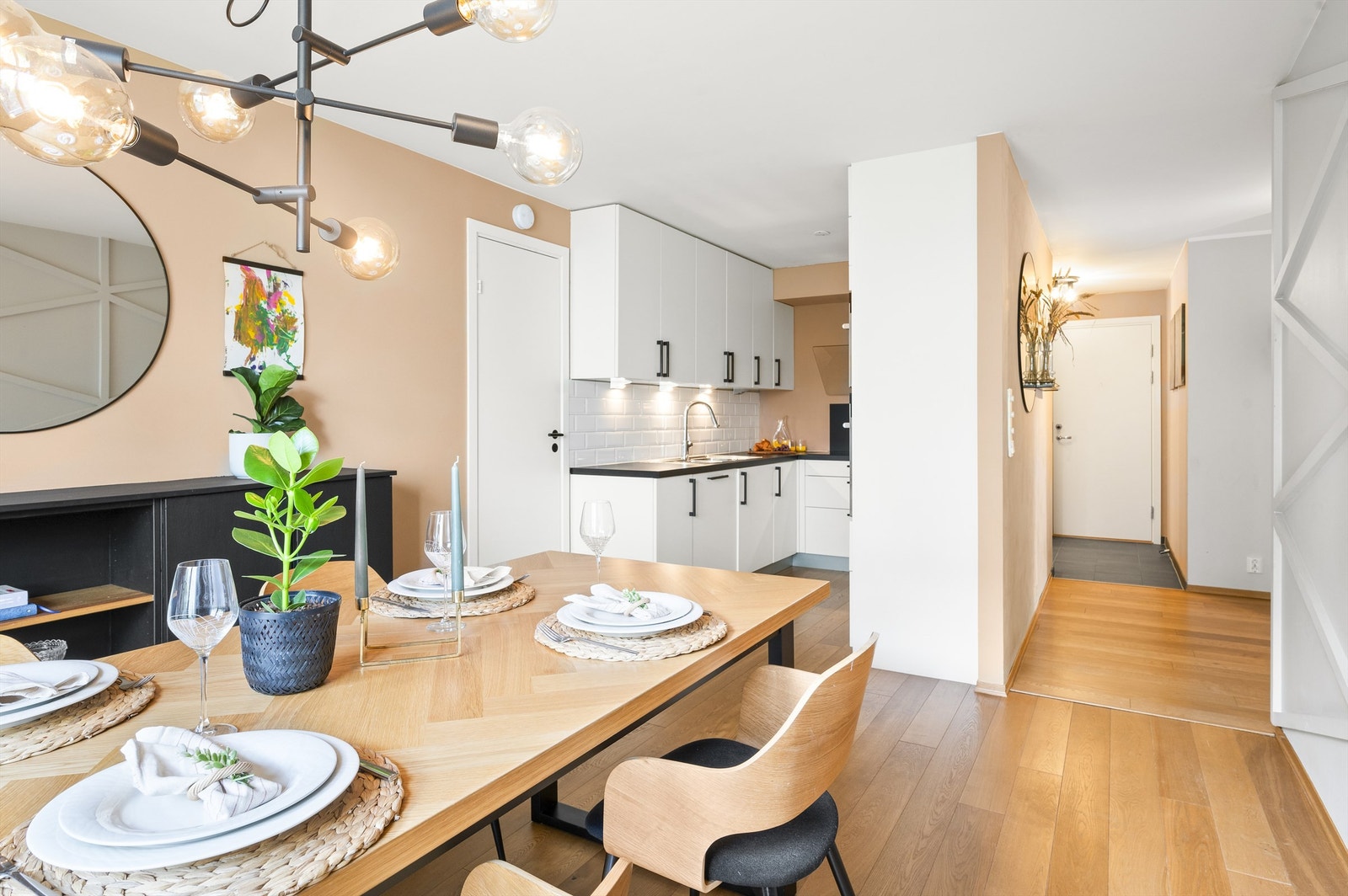 For mange er kjøkkenet det viktigste rommet i boligen. Her er kjøkkenet holdt i en praktisk separat løsning, noe som skaper en naturlig og fin sone for matlagingen. Galleribilde