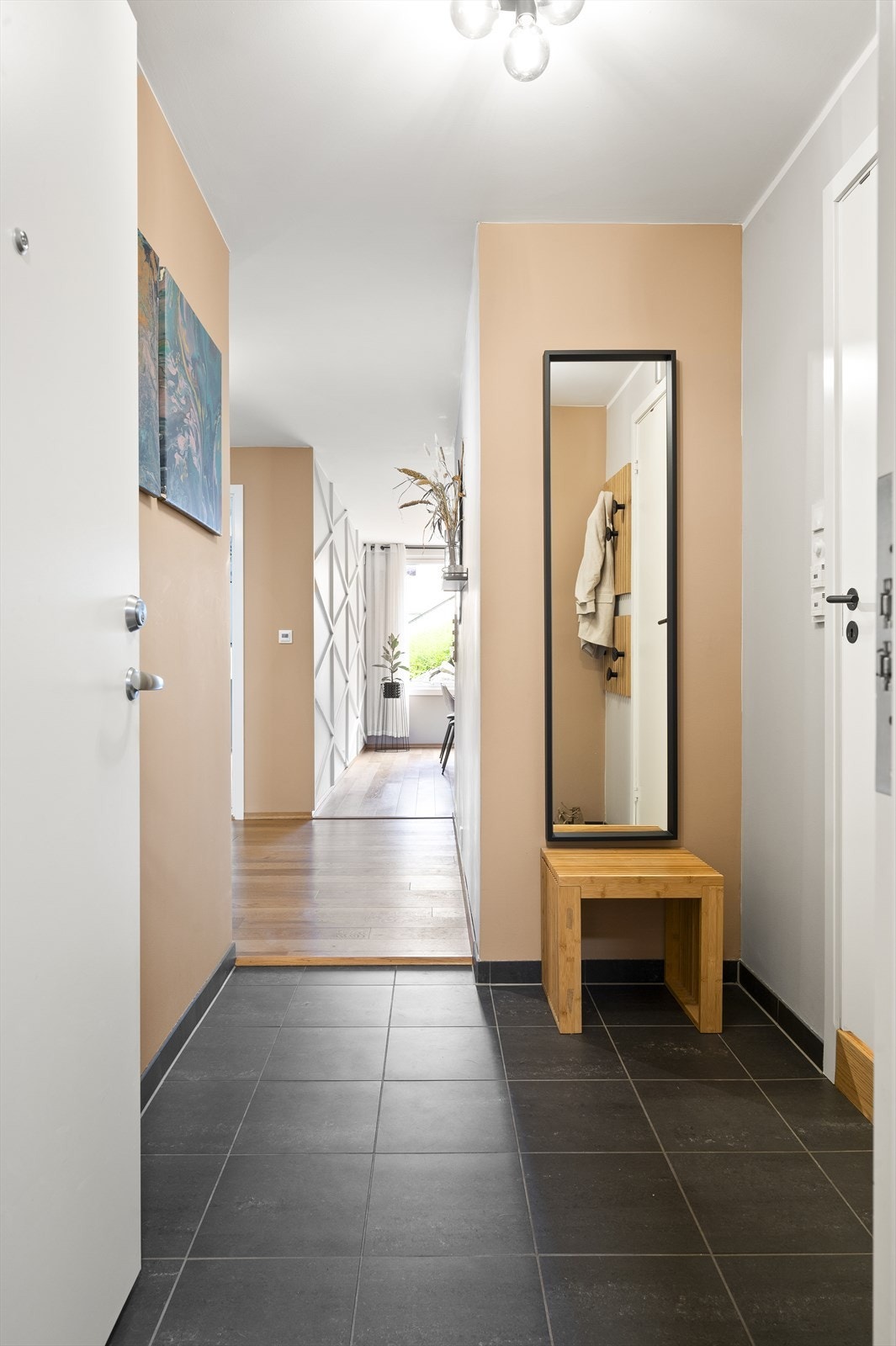 Leilighetens entrè er svært innbydende og gir et godt førsteinntrykk av boligen. Her er det rikelig med plass til å henge fra seg yttertøyet og sette fra seg sko. Galleribilde