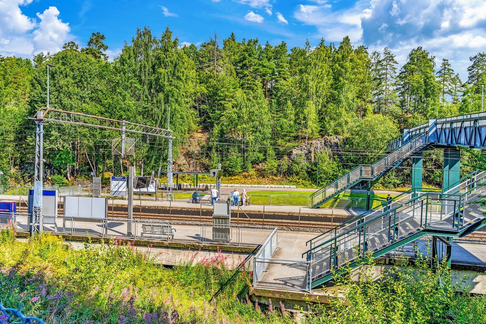 I området er det god offentlig kommunikasjon med både tog og buss i umiddelbar nærhet. Fra Høybråtenveien går det bussforbindelser til Furuset og Stovner, hvor det går T-bane videre. Galleribilde