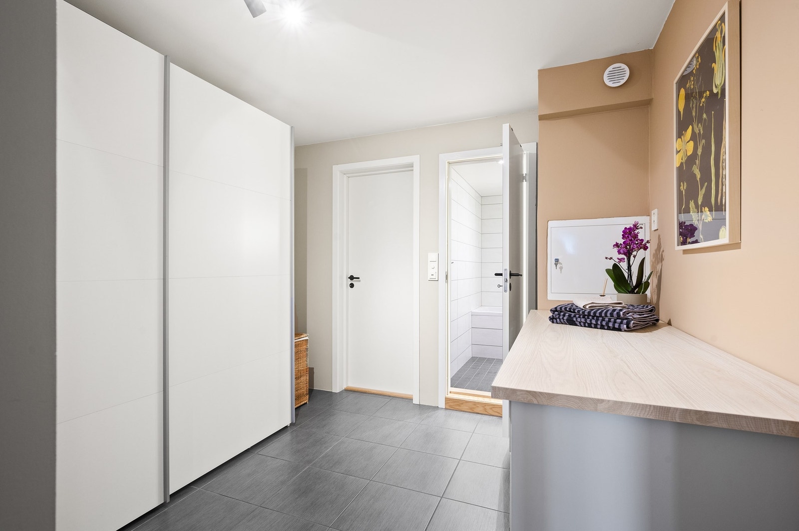 Fra vaskerommet er det tilknytning til leilighetens innvendige store bod og det ene badet. Galleribilde