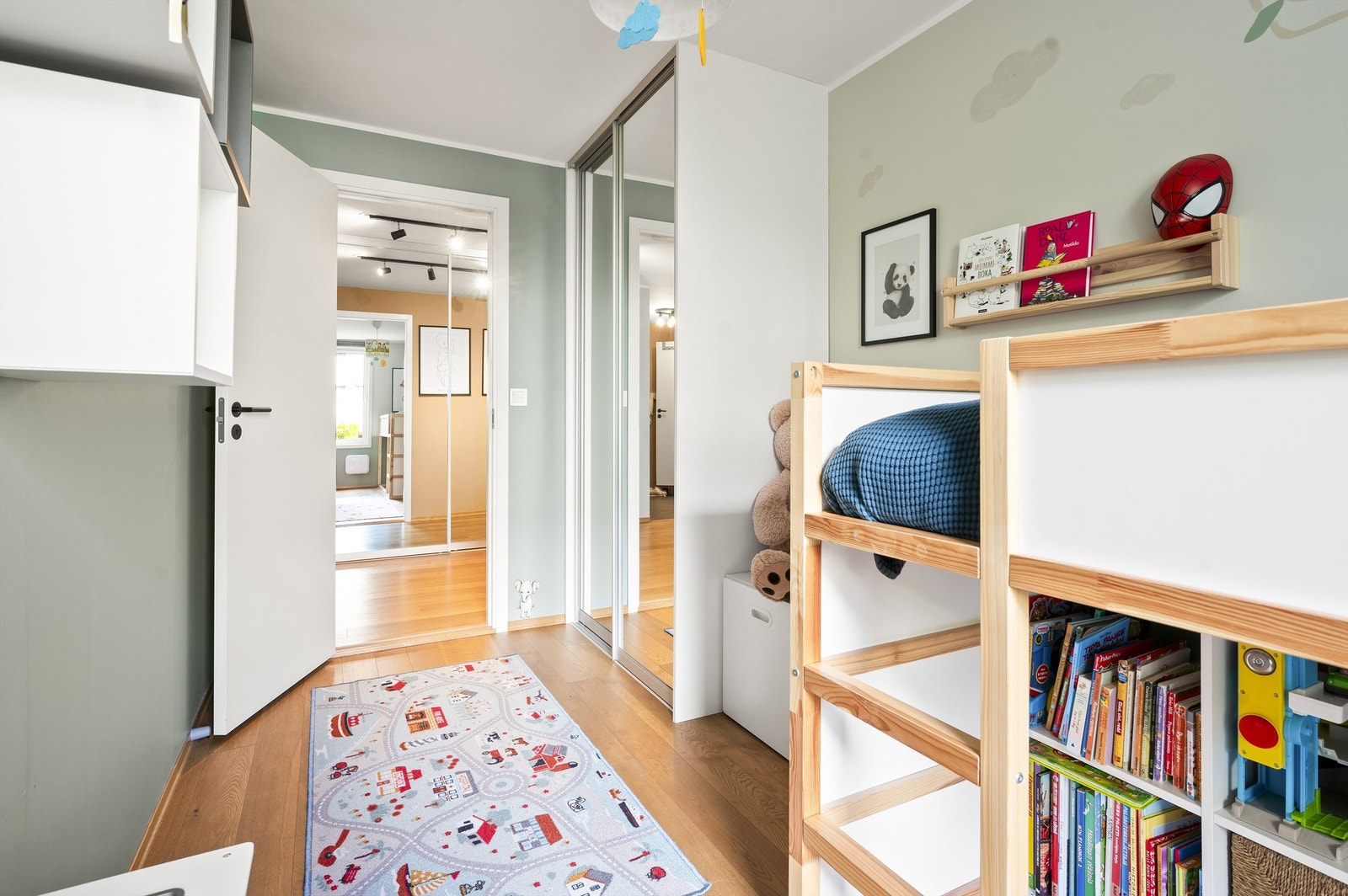 Også her er det god oppbevaringsplass i en skyvdørsgardrobe med speilfronter. Galleribilde