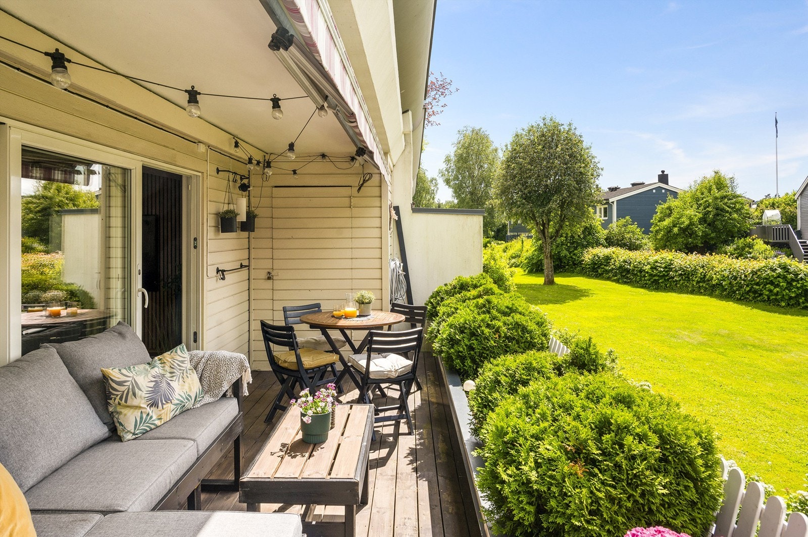 Fra stuen er det utgang til leilighetens vestvendte terrasse på 12 kvm. Galleribilde