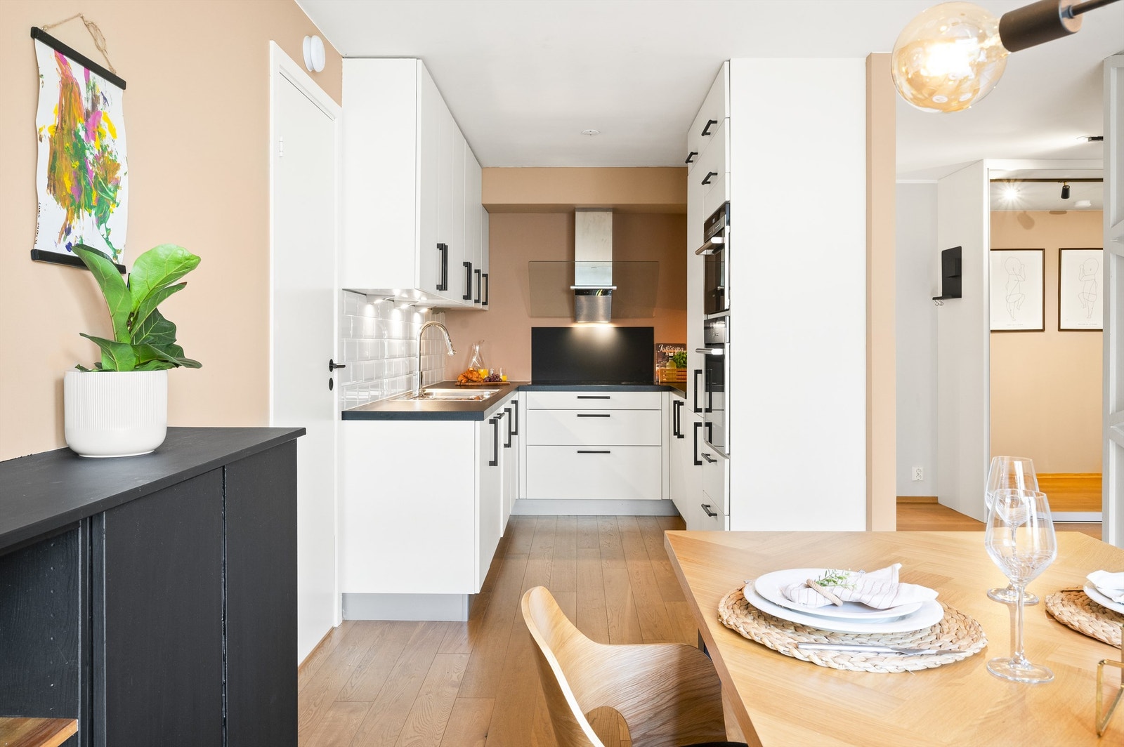 Det er rikelig med oppbevaringsplass i både skuffer og skap. Den gode benkeplassen gir rom for å diske opp lekre retter. Galleribilde