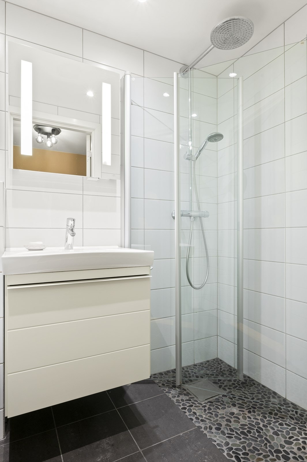 Badet har også et eget dusjhjørne med innfellbare dører. Her har du både hånddusj og regndusj! Galleribilde