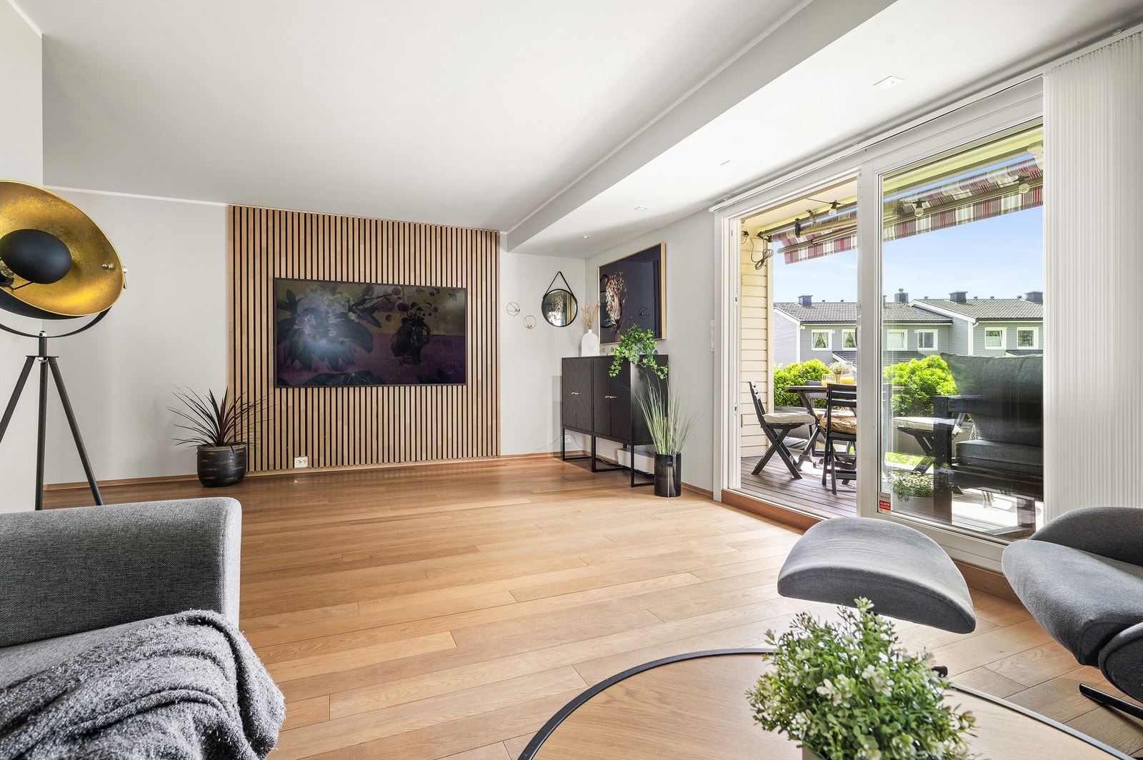 Store vindusflater slipper inn rikelig med lys og skaper en lys og luftig atmosfære. Galleribilde